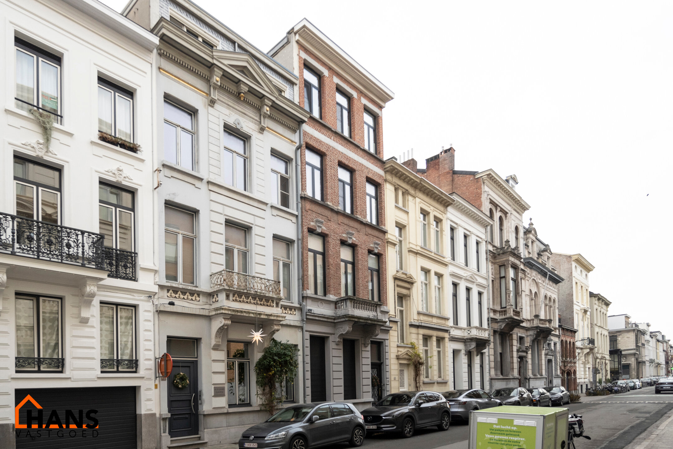 Appartement op de 2de verdieping met lift die rechtstreeks uitkomt in de privatieve inkomhal.
Inkomhal met apart toilet; leefruimte met open keuken met kookeiland, voorzien van kasten, kookplaat, dampkap, oven, spoelbak en vaatwasser; 3 slaapkamers en 2 b