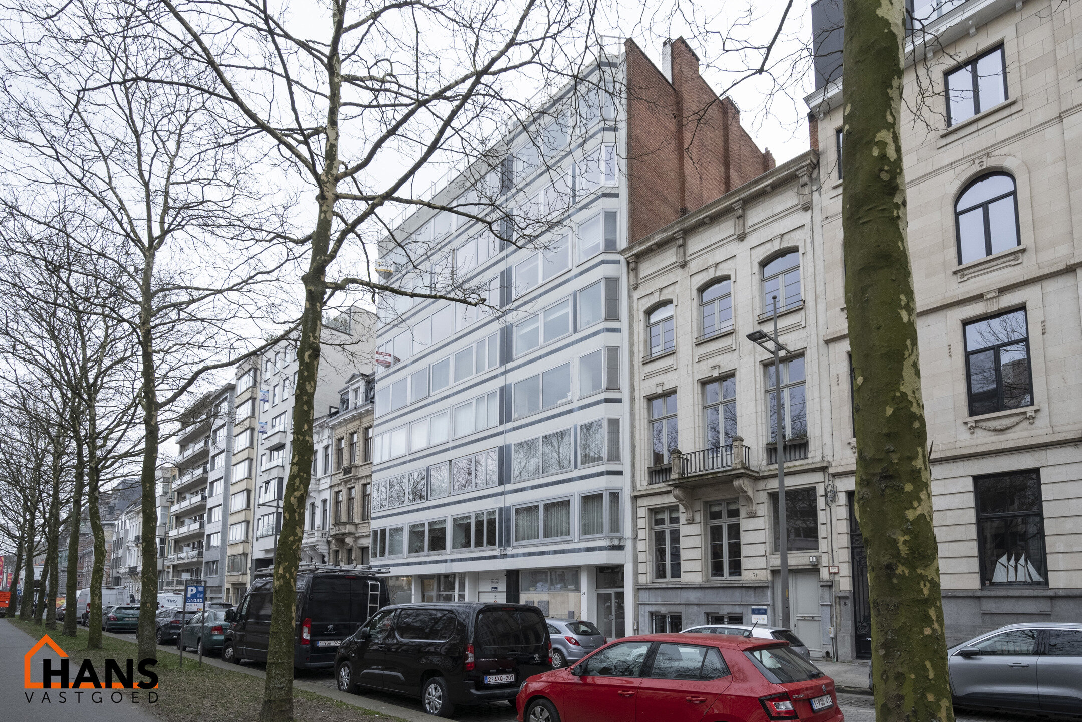 Inkomhal; apart toilet; zeer ruime woonkamer met veel lichtinval; volledig geïnstalleerde keuken: spoelbak, vaatwasser, kookplaat, oven, dampkap, koelkast en kasten; 2 zeer ruime slaapkamers, waarvan de grootste toegang verschaft naar het achterliggend b