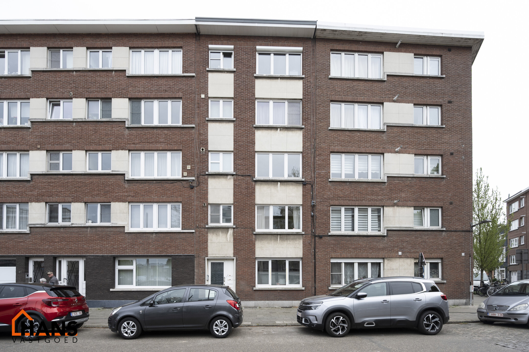 Mooi gerenoveerd appartement op de tweede verdieping :
Inkomhal met kast voor de aansluiting wasmachine/droogkast, 2 slaapkamers ( 1 ruime, 1 kleinere), woonkamer met open nieuwe keuken met kasten en spoelbakken, kookplaat, dampkap en oven. Ruime nieuwe b