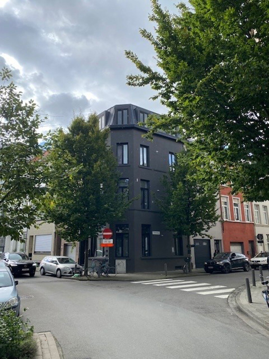 Dit recent gerenoveerd appartement op de derde verdieping zonder lift omvat een woonkamer met een open en geïnstalleerde keuken; een ruime slaapkamer en een ingerichte badkamer met douche, toilet en badkamermeubel met ingebouwde wastafel en spiegel. 
Dit