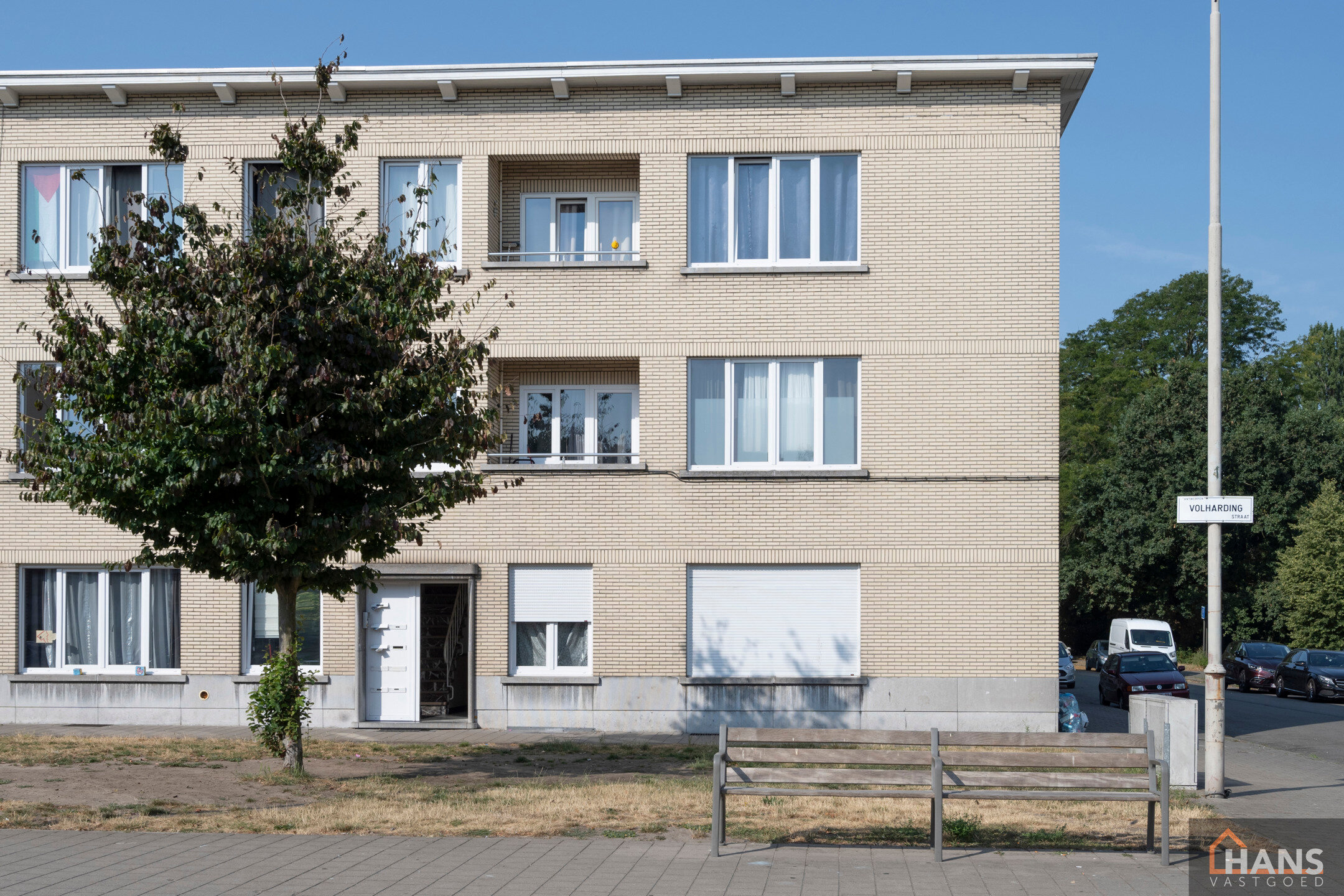 Inkomhal; leefruimte met open, geïnstalleerde keuken en schuifraam naar terras; 2 slaapkamers; badkamer met douche, toilet, lavabo in meubel en spiegel.

Vaste kosten: 15 EUR (minuterie en onderhoud centrale verwarming). De nutsvoorzieningen zijn privati