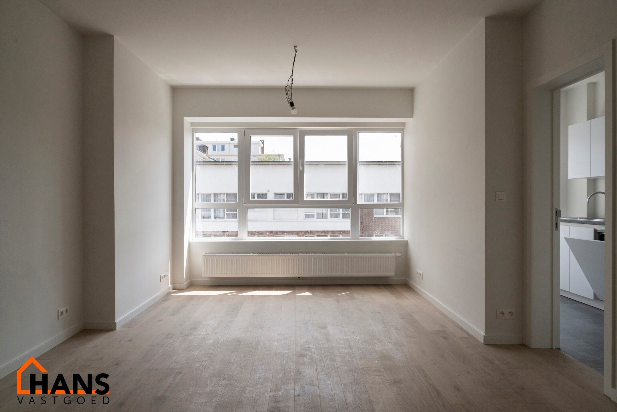 Gerenoveerd appartement op de 2e (hoogste) verdieping zonder lift.

Inkomhal met vestiaire - apart toilet - badkamer met inloopdouche en lavabomeubel en spiegelkast. 1 ruime slaapkamer, 1 kinderkamer met toegang tot het achterliggend terras. Woonkamer, in