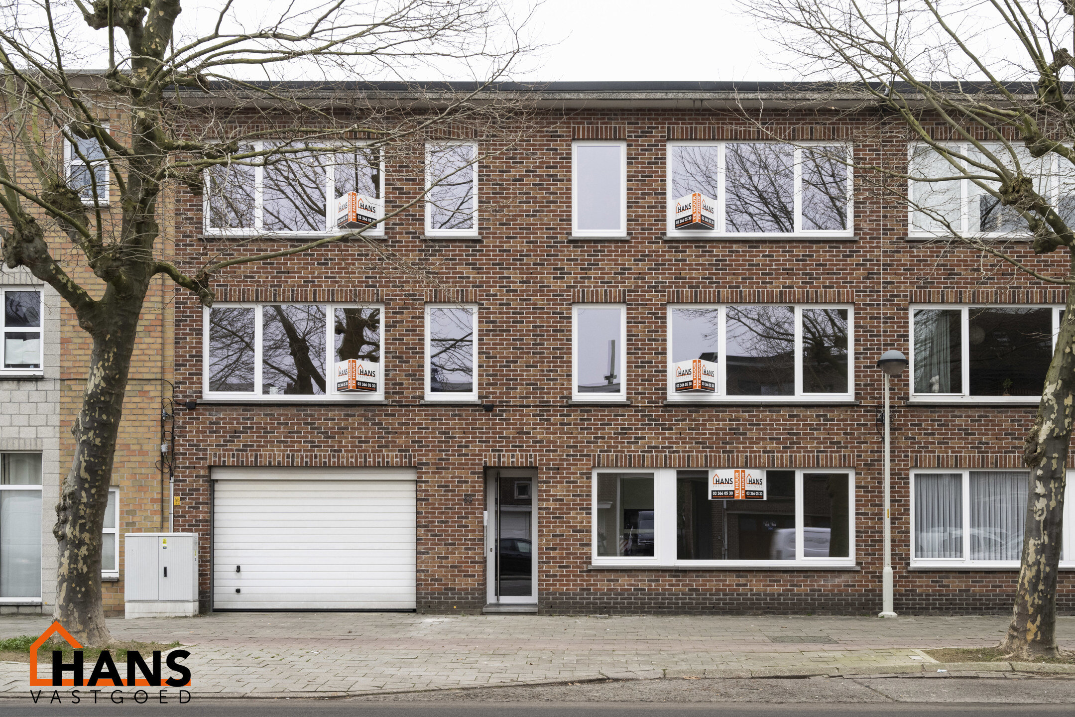 Recent gerenoveerd appartement gelegen op de eerste verdieping links, zonder lift.

Inkomhal met apart toilet; berging met aansluiting wasmachine/droogkast; 2 slaapkamers waarvan 1 kamer toegang geeft tot het terrasje achteraan; badkamer met inloopdouche 