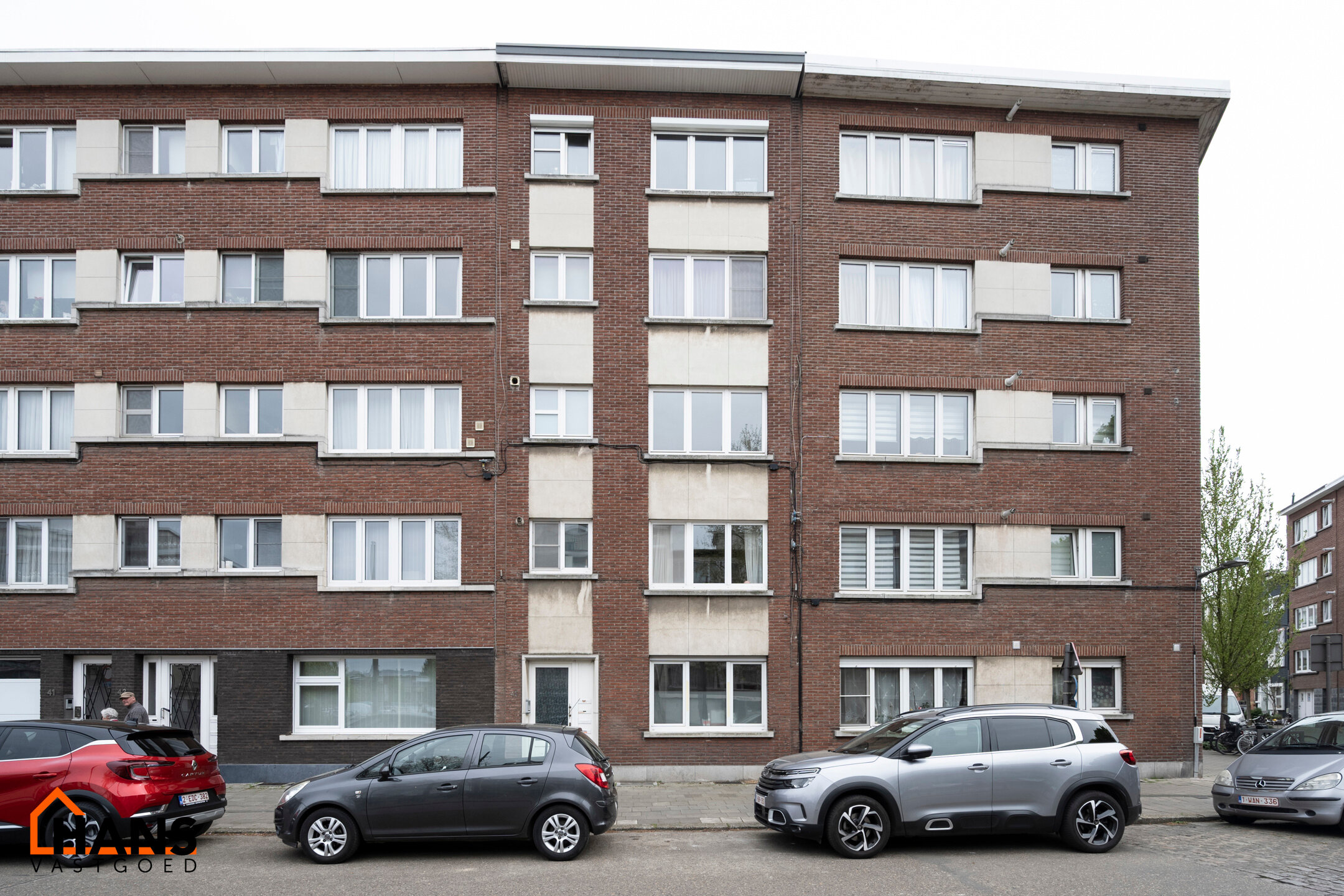 Mooi gerenoveerd appartement op de tweede verdieping.
Inkomhal met kast voor de aansluiting wasmachine/droogkast; woonkamer met open nieuwe keuken met kasten en spoelbakken, kookplaat, dampkap en oven; ruime nieuwe badkamer met dubbele lavabo met kast, sp