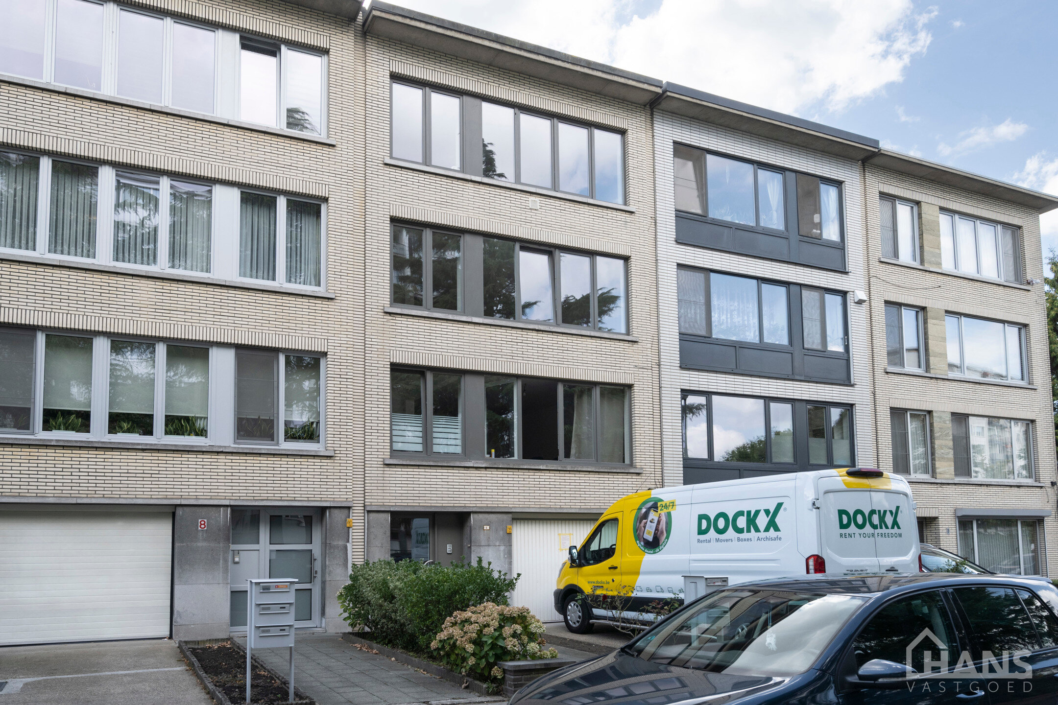Inkomhal; technische ruimte; leefruimte met open keuken voorzien van kasten en toestellen; badkamer met inloopdouche, wastafel in meubel, spiegel, toilet en handdoekdroger; 2 slaapkamers waarvan de grootste toegang verleent naar het achterliggend terras.
