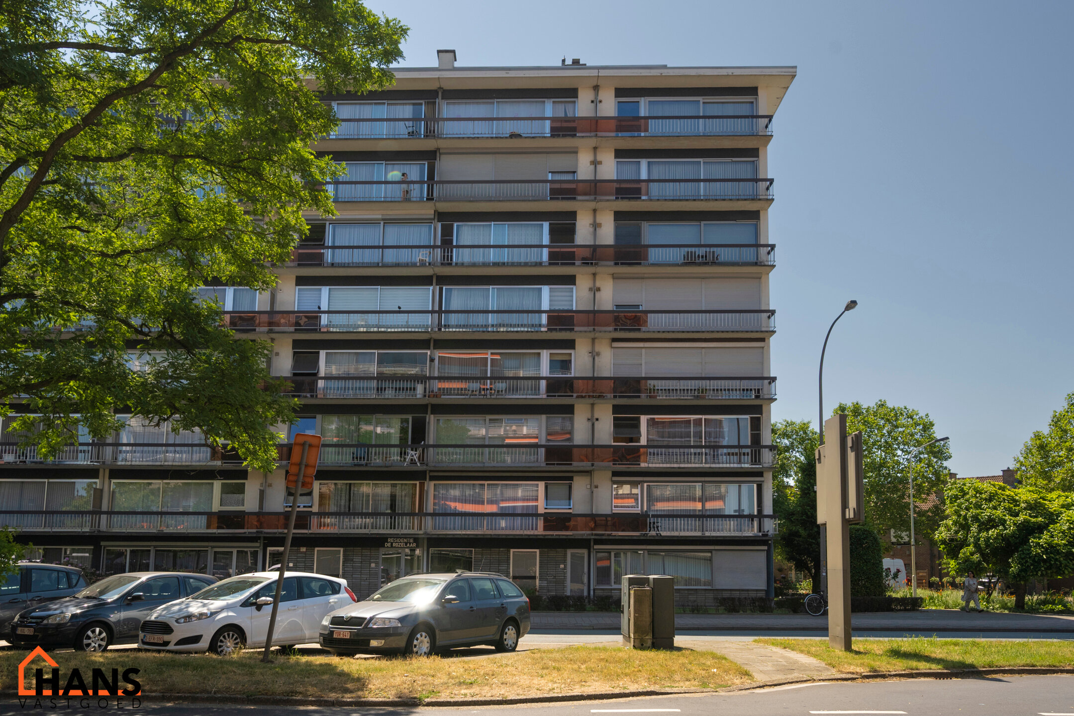 Gezellig, deels gerenoveerd appartement met ruim terras en garagebox.
Dit appartement bevind zich op de bovenste verdieping van het gebouw.
Het beschikt over een lichtrijke leefruimte door ramen aan beide zijden, keuken met kasten, kookplaat, dampkap en o