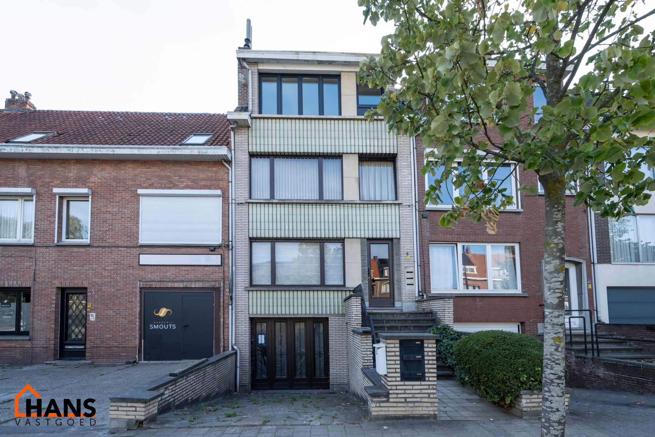 Inkomhal met nis voor vestiaire; leefruimte; open keuken met kasten, kookplaat, dampkap, spoelbak en ruimte voor koelkast en vaatwasser of wasmachine; schuifdeur naar naastgelegen slaapkamer en douchekamer met wastafel in meubel, spiegel, toilet en handdo