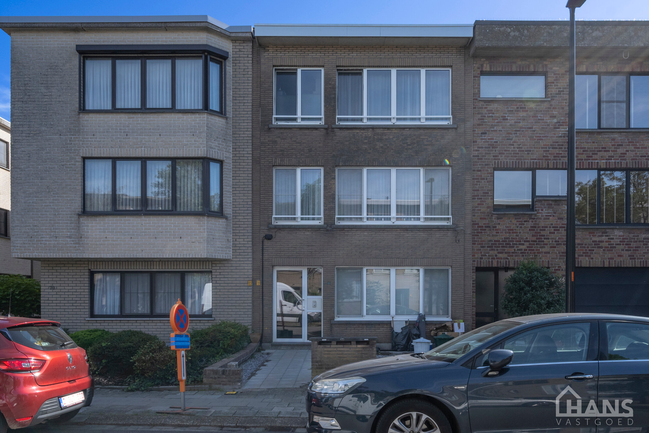 Inkomhal; apart toilet; leefruimte; keuken met aansluitende berging; badkamer met ligbad; 2 slaapkamers, waarvan de kleinste toegang verleent naar het achterliggend terras.

Geschikt voor maximaal 4 personen.
Gemeenschappelijke kosten: 10 EUR voor de minu
