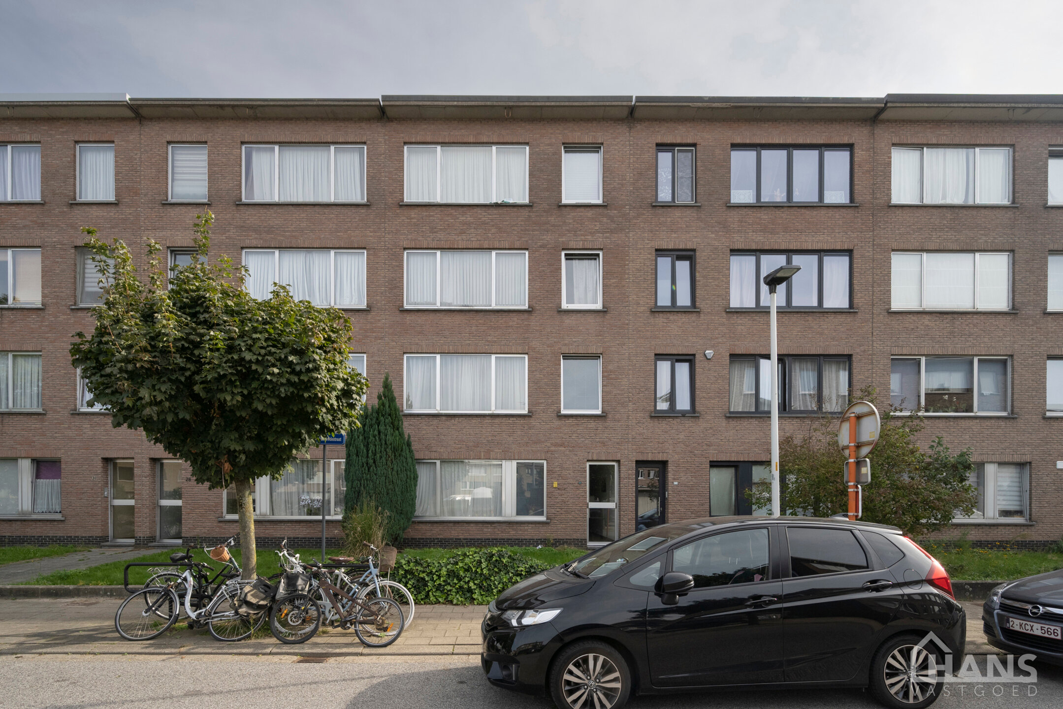 Inkomhal; toilet; leefruimte; keuken met kasten, kookplaat, dampkap, oven en ruimte voor een eigen koelkast/diepvries en vaatwasser; berging met aansluiting voor wasmachine/droogkast; badkamer met inloopdouche, spiegelkast, wastafel in meubel en handdoekd