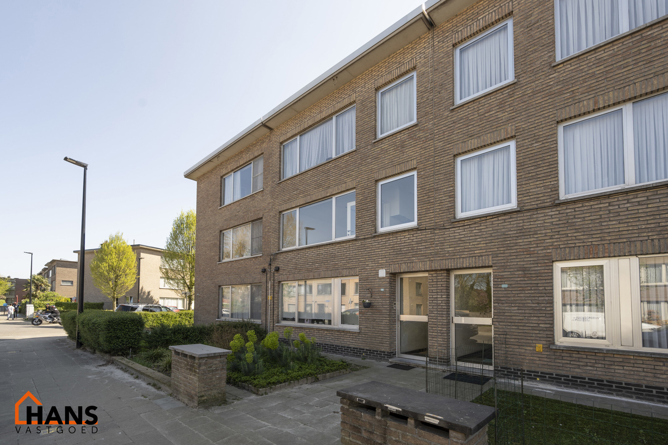 Mooi gerenoveerd appartement op de 1e verdieping: Inkomhal met apart toilet en vestiarekast, leefruimte, keuken met kasten, kookplaat, dampkap, oven, spoelbak en ruimte voor een eigen koelkast en vaatwasser; badkamer met douche, lavabomeubel en spiegelkas