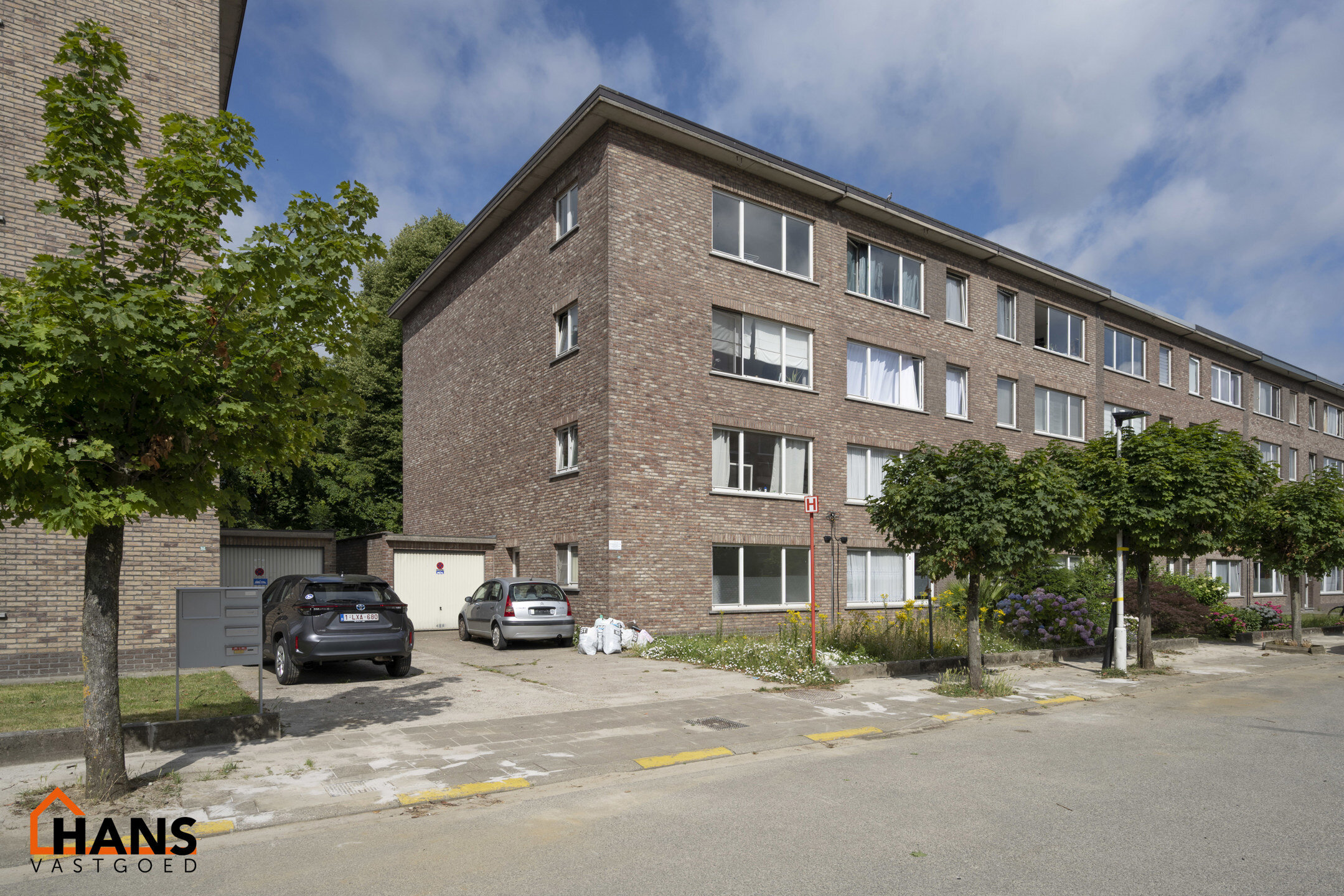 Inkomhal; apart toilet; leefruimte; keuken met kasten en dubbele spoelbak (toestellen zijn zelf te voorzien); berging; badkamer met douche in bad, wastafel, spiegel en aansluiting voor wasmachine en droogkast; 2 slaapkamers waarvan de kleinste toegang ver