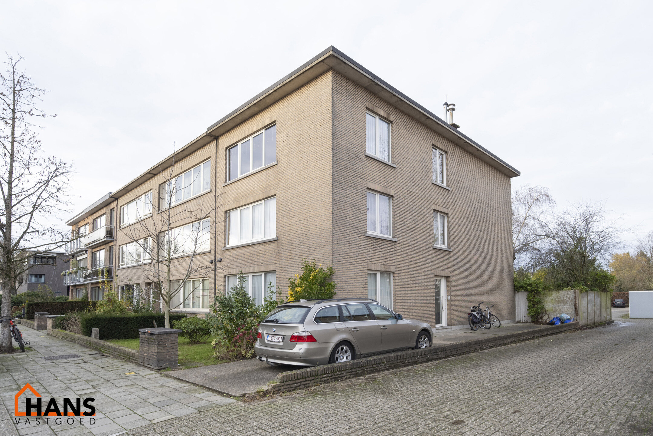 Inkomhal; apart toilet; leefruimte op laminaat; keuken met kasten, spoelbak, kookplaat, dampkap en ruimte voor een eigen vaatwasser en koelkast; badkamer met douche in ligbad; wastafel in meubel en spiegel; 2 slaapkamers waarvan de kleinste toegang verlee