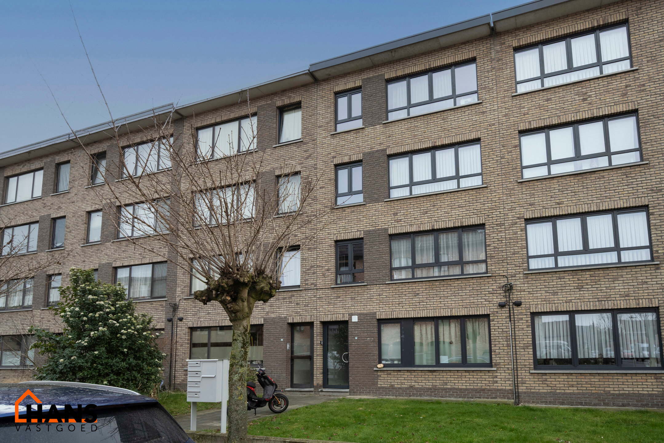 Inkomhal; apart toilet; leefruimte; keuken met kasten, kookplaat, dampkap, oven, spoelbak en ruimte voor een eigen koelkast en vaatwasser; badkamer met inloopdouche, lavabo in meubel, spiegelkast en handdoekdroger; 2 slaapkamers waarvan de kleine toegang 