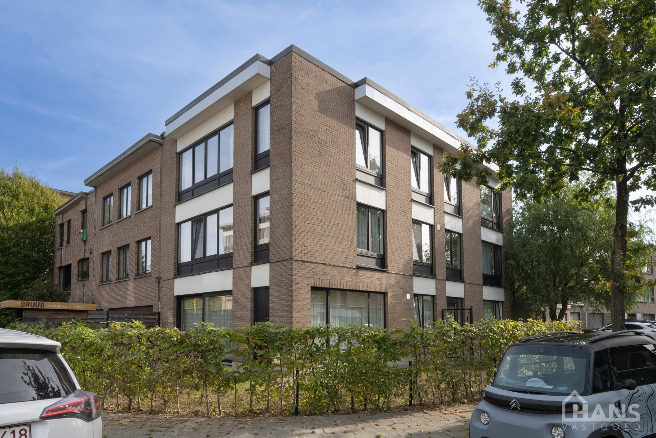 Inkomhal; apart toilet met handenwasser; leefruimte met veel lichtinval; open, volledig geïnstalleerde keuken; badkamer met inloopdouche, spiegel, wastafel in meubel handdoekdroger en ruimte voor wasmachine/droogkast; 3 slaapkamers en garagebox.

Geschik