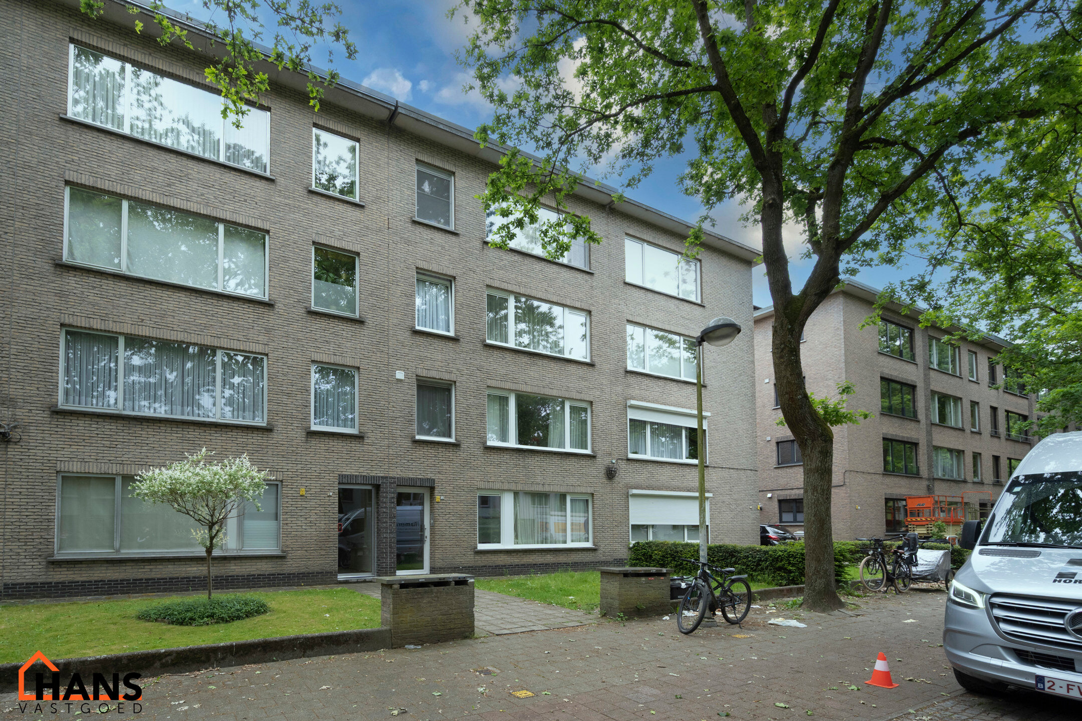 Dit recent gerenoveerd appartement op de eerste verdieping zonder lift is rustig gelegen te Mortsel en omvat een inkomhal met vestiairekast; apart toilet; ingerichte badkamer met inloopdouche, badkamermeubel met ingebouwde wastafel en spiegelkast; woonkam