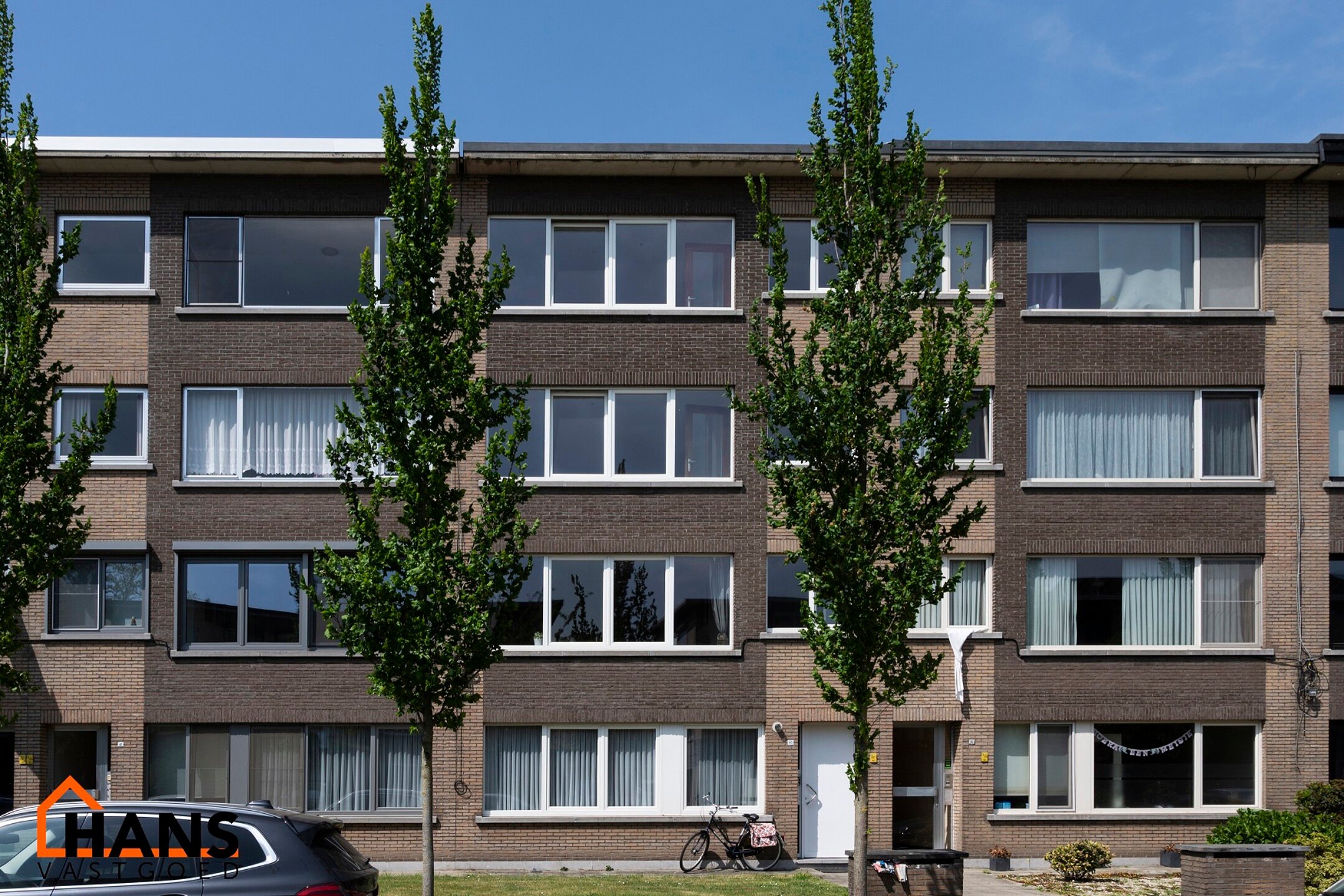 2-slaapkamerappartement op de 2de verdieping zonder lift, mét garagebox.

Inkomhal; apart toilet; vestiairekast; leefruimte; keuken met kasten, kookplaat, dampkap en ruimte voor een eigen koelkast/diepvries en vaatwasser; berging met ruimte voor wasmachi