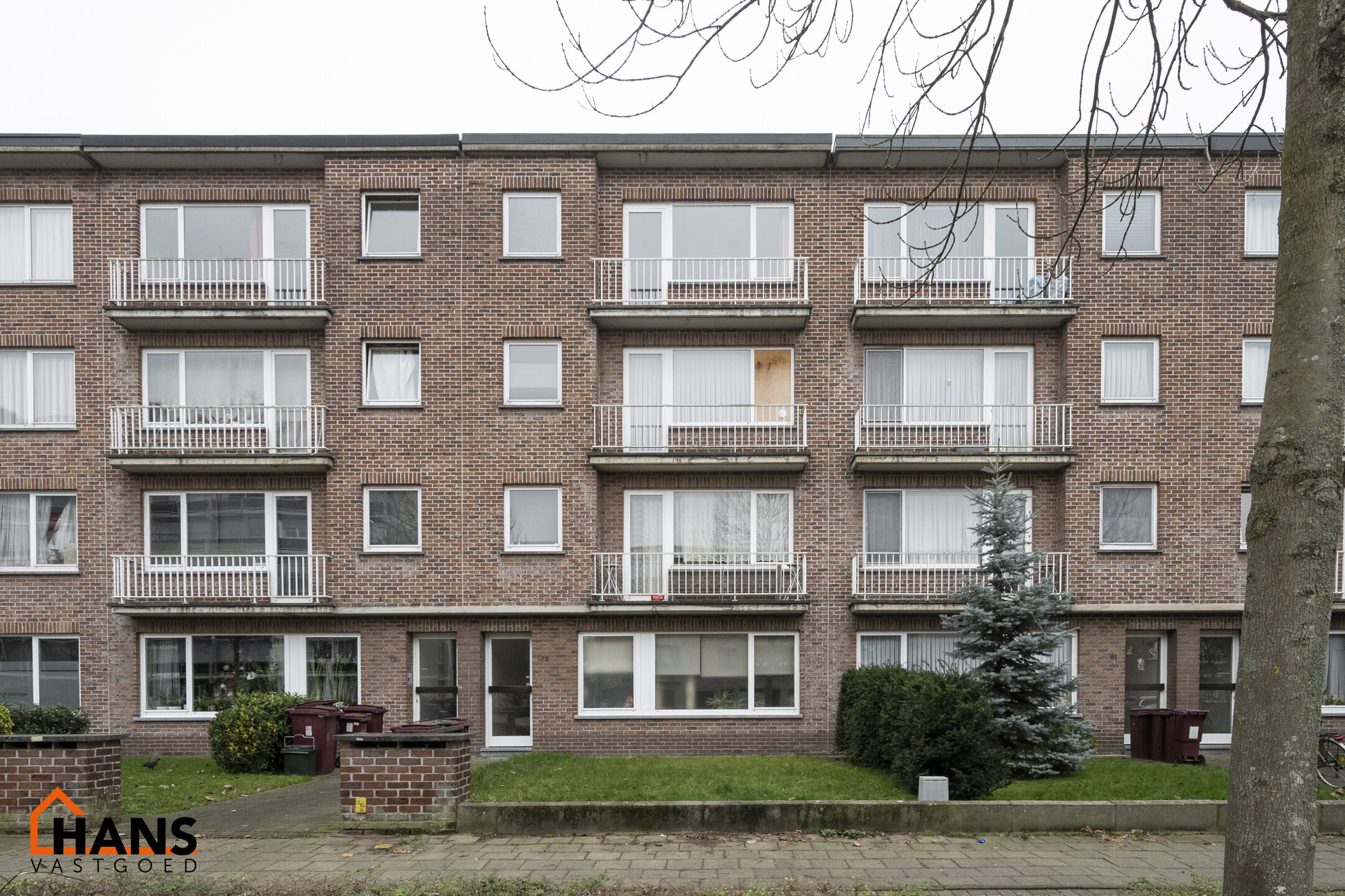 Appartement gelegen op de 3e verdieping met individuele garagebox ( geen lift).
Inkomhal met vestiairekast, apart toilet, badkamer met ligbad en lavabo. 2 slaapkamers waarvan 1 toegang geeft tot het terras met berging. Ruime woonkamer, keuken met kasten e