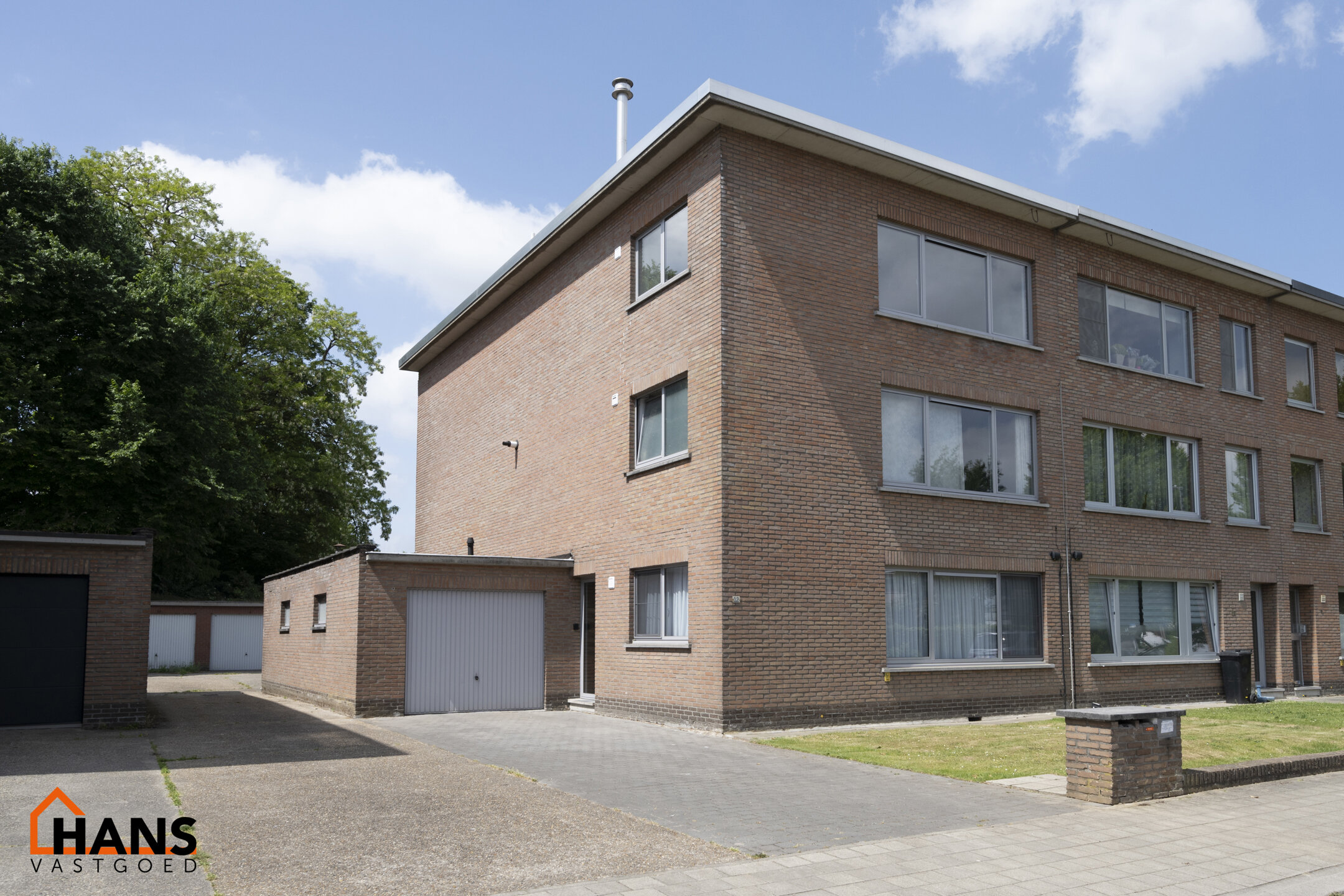 Mooi gerenoveerd appartement gelegen op de tweede verdieping ( zonder lift) :
Inkomhal met vestiairekast en apart toilet, badkamer met inloopdouche en lavabomeubel met spiegelkast. 2 slaapkamers ( 1 grote en 1 kleinere) waarvan 1 toegang geeft tot het ter