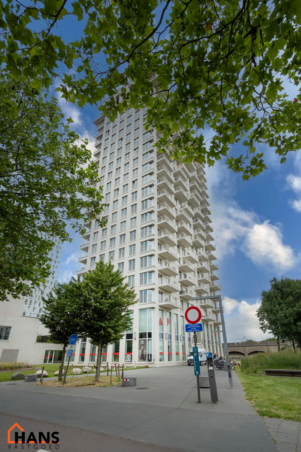 Instelprijs van 275.000 Euro; elk bod wordt ernstig overwogen.
Op zoek naar een modern appartement met een adembenemend uitzicht en een uitstekende ligging? 
Dan zal dit instapklare appartement aan de Ellermanstraat u onmiddellijk weten te bekoren.
Gelege