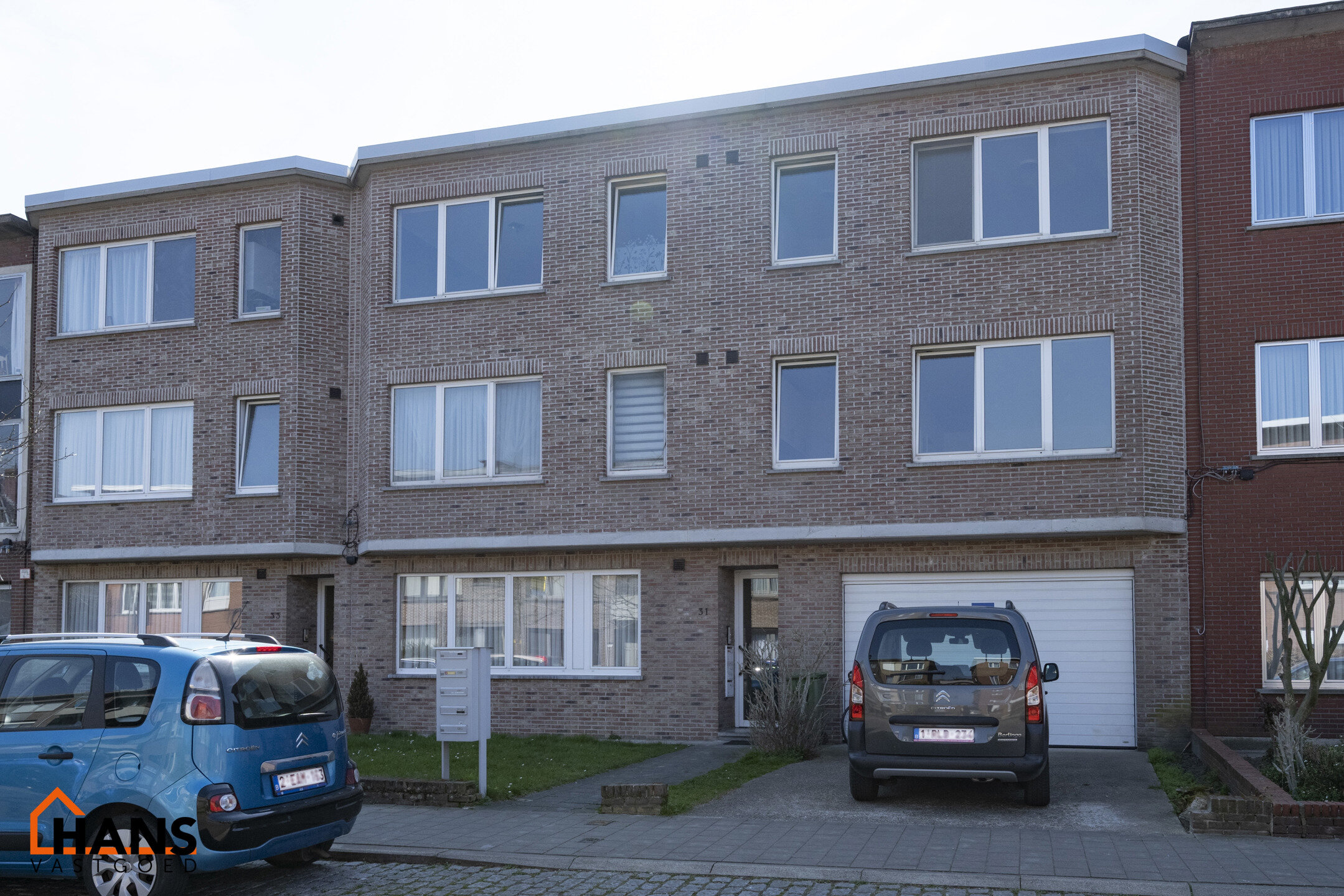 Instapklaar appartement, rustig en gunstig gelegen.  Ook ideaal als starterswoning en/of investeringsvastgoed.

Met de trap komen we bij dit appartement op de eerste verdieping; geen lift maakt dat er minder gemeenschappelijke kosten zijn.
Indeling: inkom
