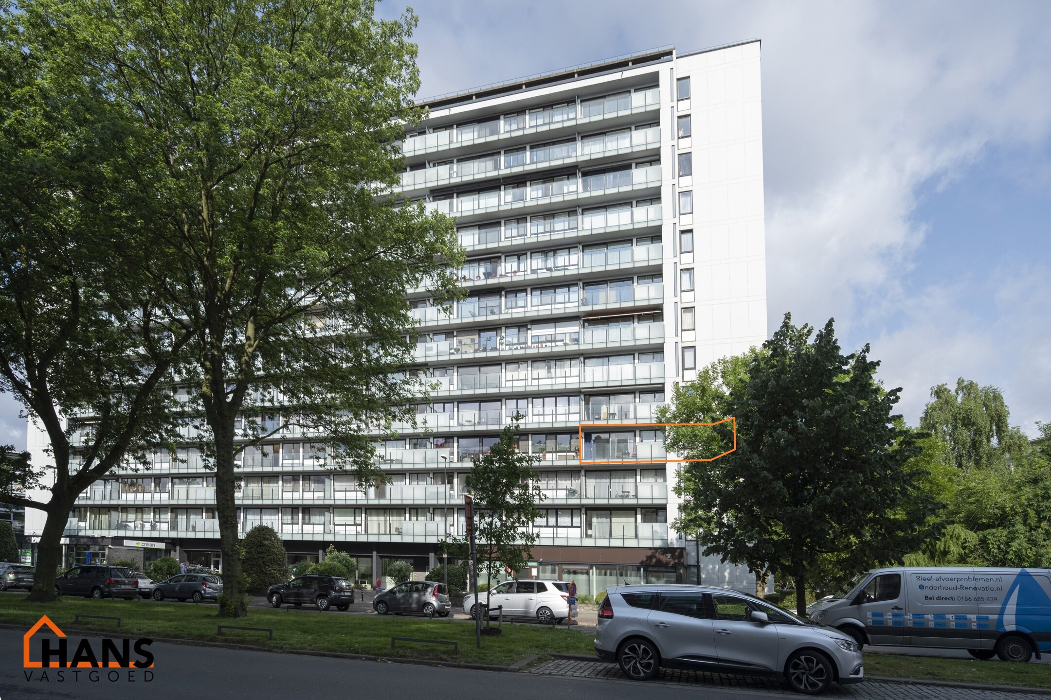 Dit op te frissen appartement bevindt zich op de derde verdieping en omvat een inkomhal met vestiairekast; ingerichte badkamer; apart toilet; geïnstalleerde keuken; 3 slaapkamers waarvan 1 toegang verleent tot het voorliggend terras; woonkamer op parket 