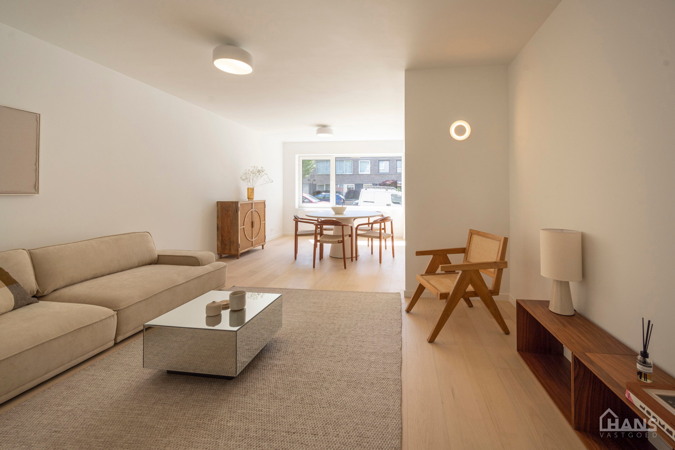 Dit recent gerenoveerde opbrengsteigendom is rustig gelegen en geniet tegelijk van een uiterst centrale ligging. Het gebouw omvat drie instapklare appartementen, elk ingedeeld met een inkomhal voorzien van vestiairekast, een apart gastentoilet, een ingeri