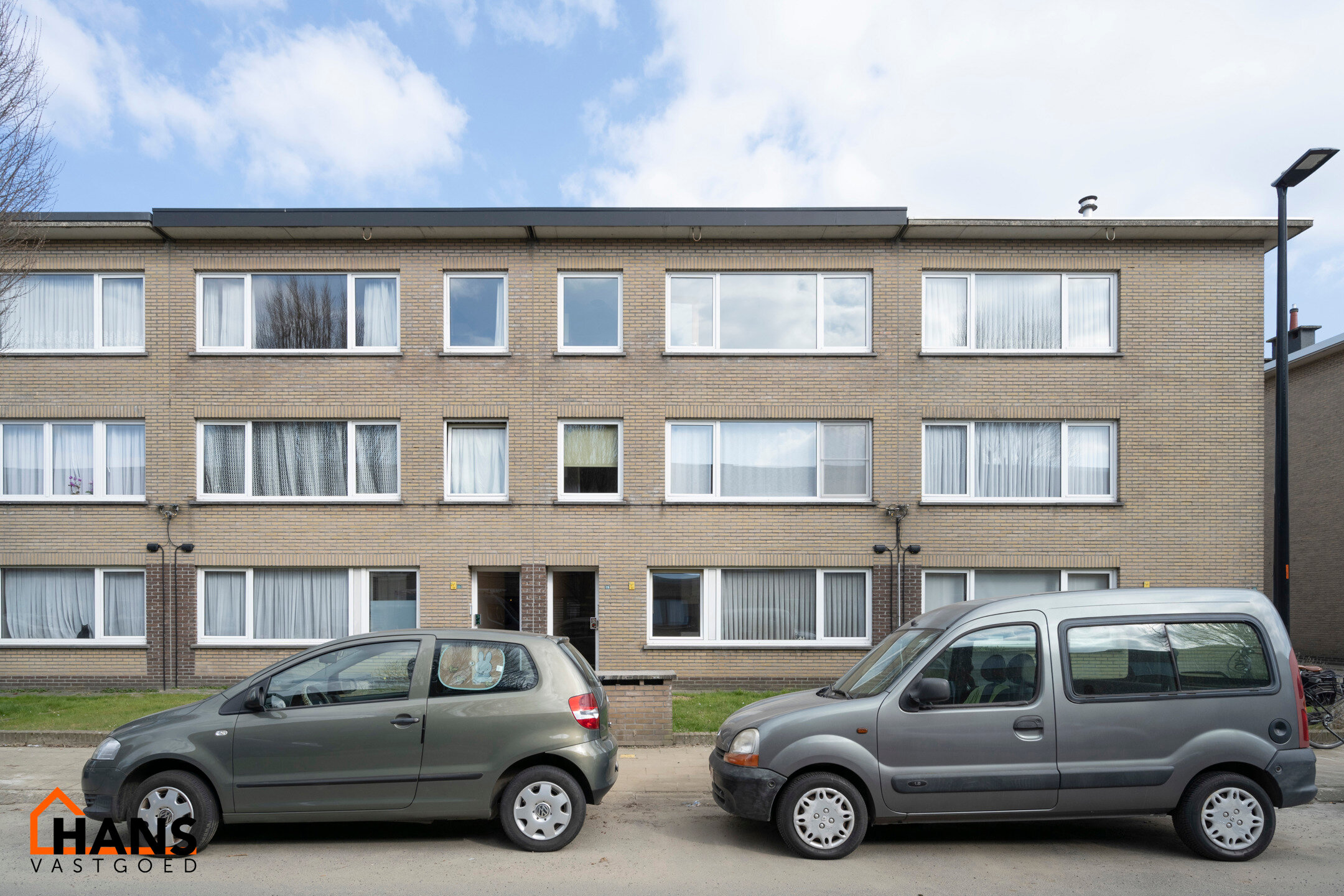 Dit recent gerenoveerde opbrengsteigendom( meerdere foto's zijn komende) is rustig gelegen en geniet tegelijk van een uiterst centrale ligging. Het gebouw omvat drie instapklare appartementen, elk ingedeeld met een inkomhal voorzien van vestiairekast, een