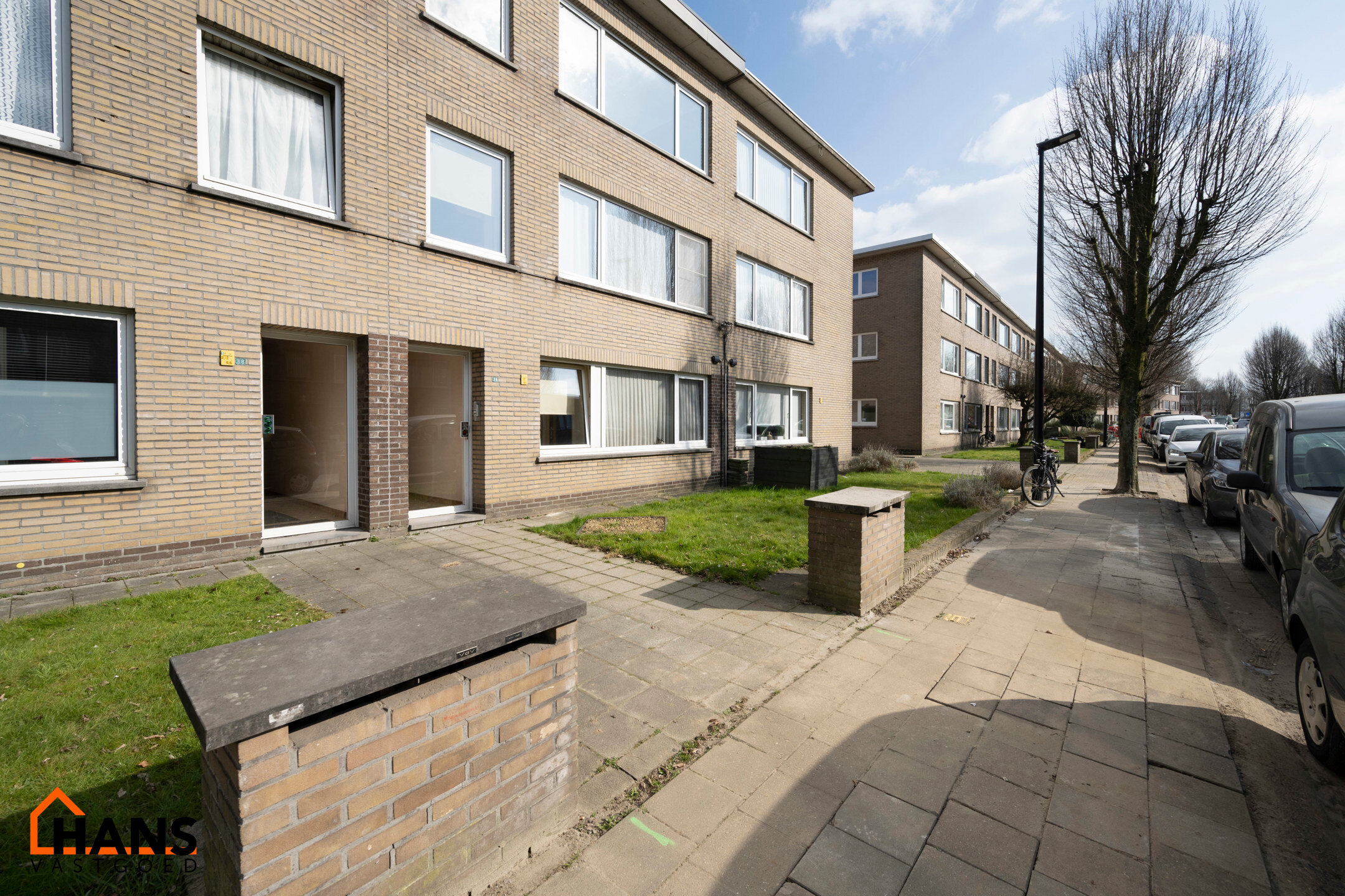 Deze dubbele, recent gerenoveerde opbrengsteigendom met elk een eigen huisnummer en aparte inkom is rustig gelegen en geniet tegelijkertijd van een uiterst centrale ligging. Beide gebouwen omvatten samen zes instapklare appartementen, ideaal voor investee
