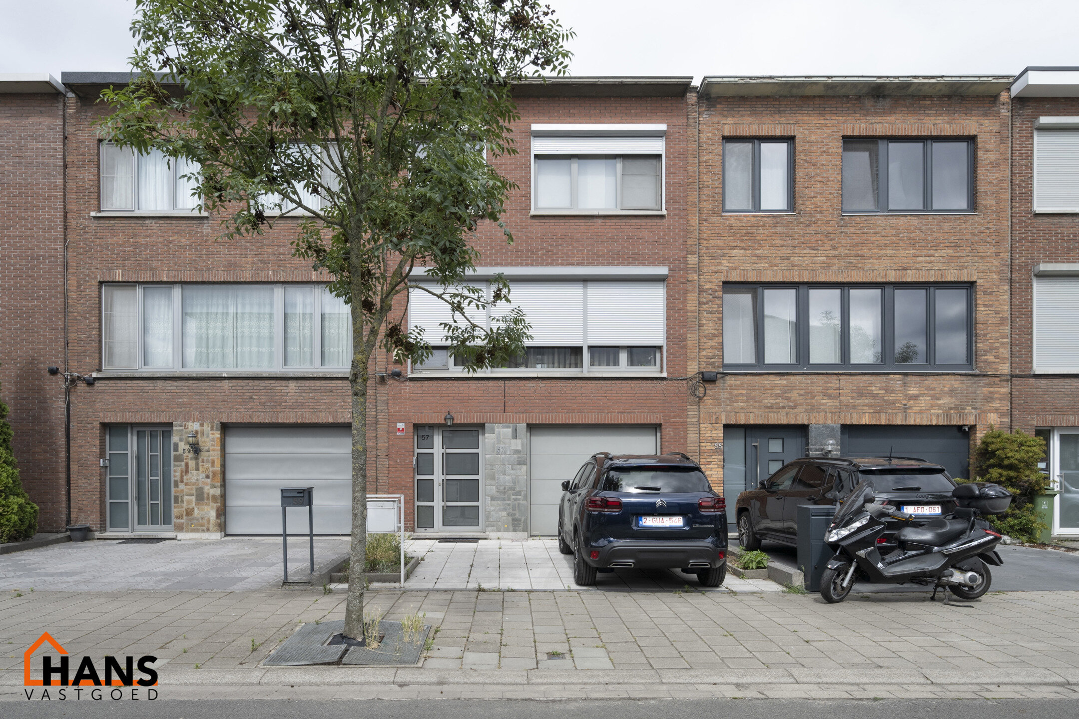 U komt de woning binnen op het gelijkvloers in de ruime inkomhal; uw auto en/of fietsen kunt u stallen in de garage; achterliggend bevindt zich een polyvalente ruimte en apart toilet met handenwasser.
Op de 1ste verdieping komt u via de dubbele glazen deu
