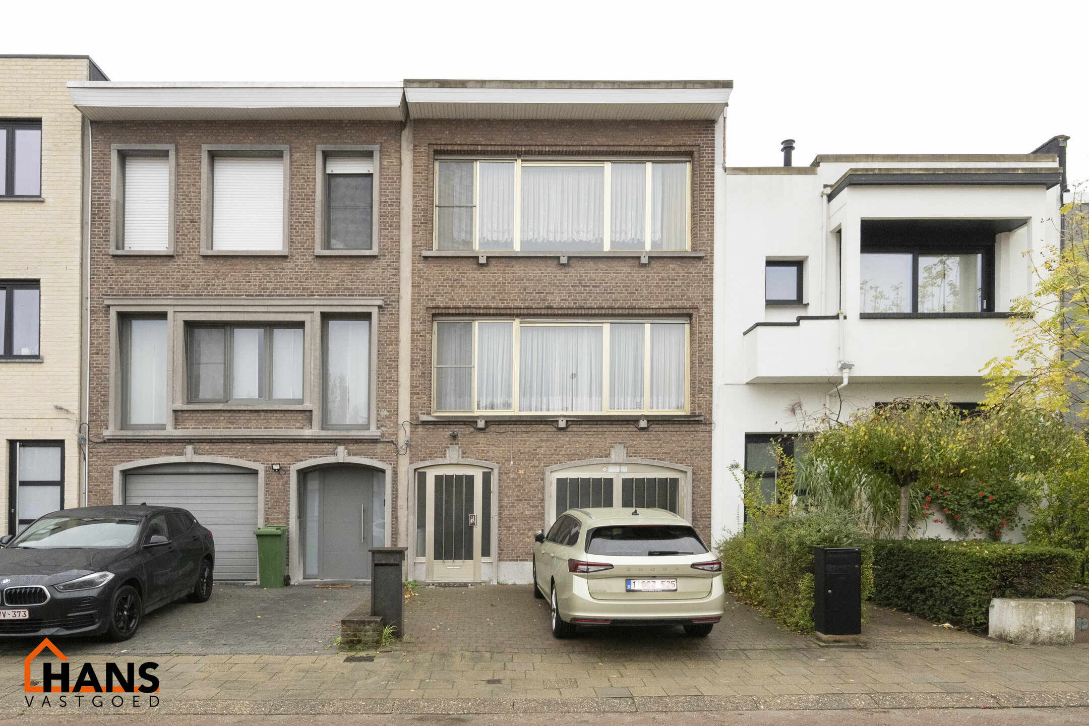 De Instelprijs bedraagt 295.000 Euro, enkel biedingen vanaf deze instelprijs worden in overweging genomen.
Ontdek deze bel-etagewoning met veel mogelijkheden, gelegen in een doodlopende straat, met vlotte verbindingen. 
De woning biedt een solide basis en
