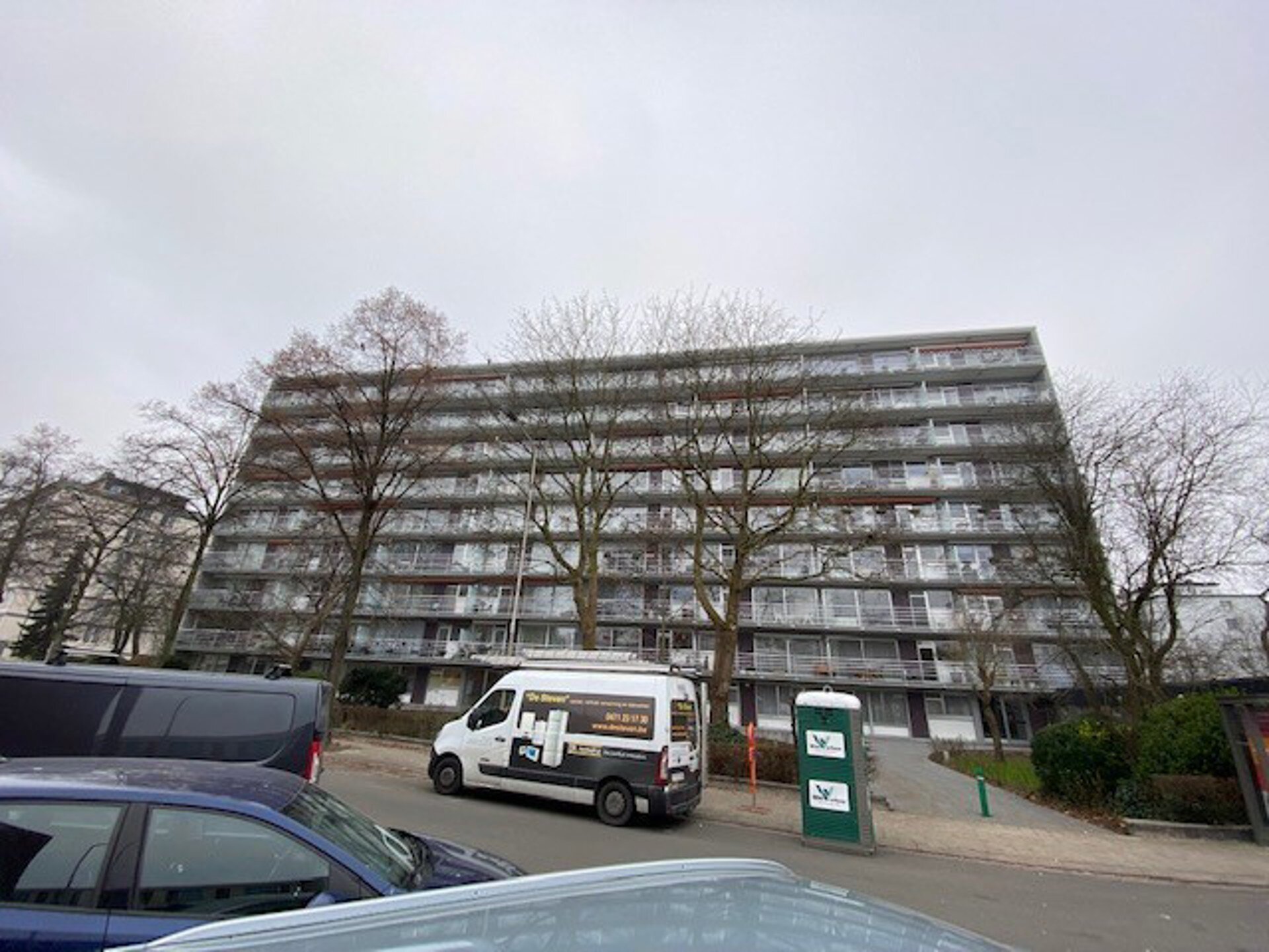 Staanplaats voor 1 wagen/motor in ondergrondse garage
Staanplaats wordt verhuurd aan € 60 + 21 % BTW

Huurwaarborg bedraagt 3 maanden huur.

Een bezoek ter plaatse kunt u enkel online reserveren op www.hansvastgoed.com.
Voor meer informatie, bezoek onze