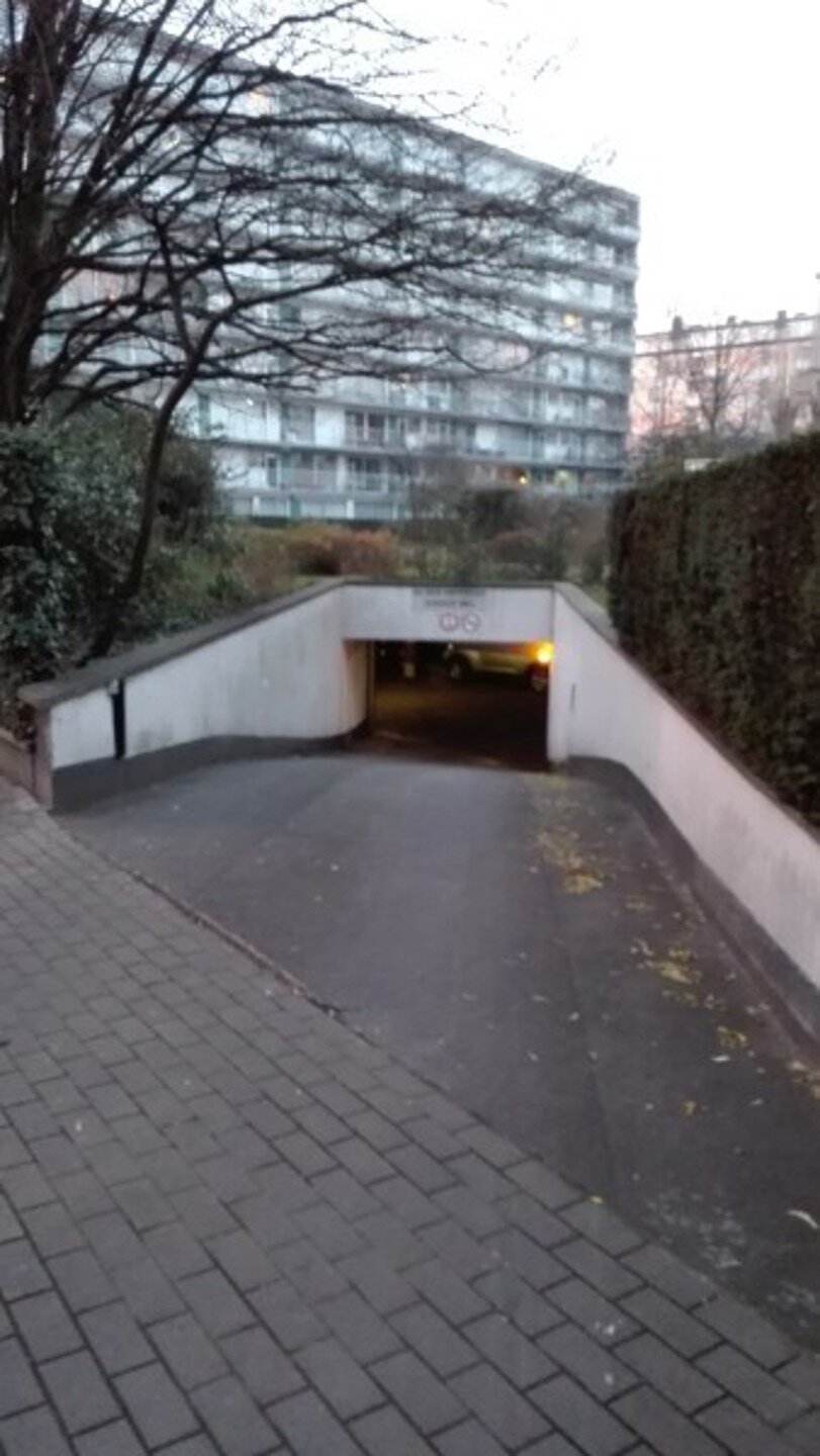 Autostaanplaats voor een wagen, motorfiets, fiets, ...

Huurwaarborg bedraagt 3 maanden huur.
Aangezien de garagebox afzonderlijk wordt verhuurd, is een BTW van 21% verschuldigd bovenop de huurprijs.

Een bezoek ter plaatse kunt u enkel online reserveren 