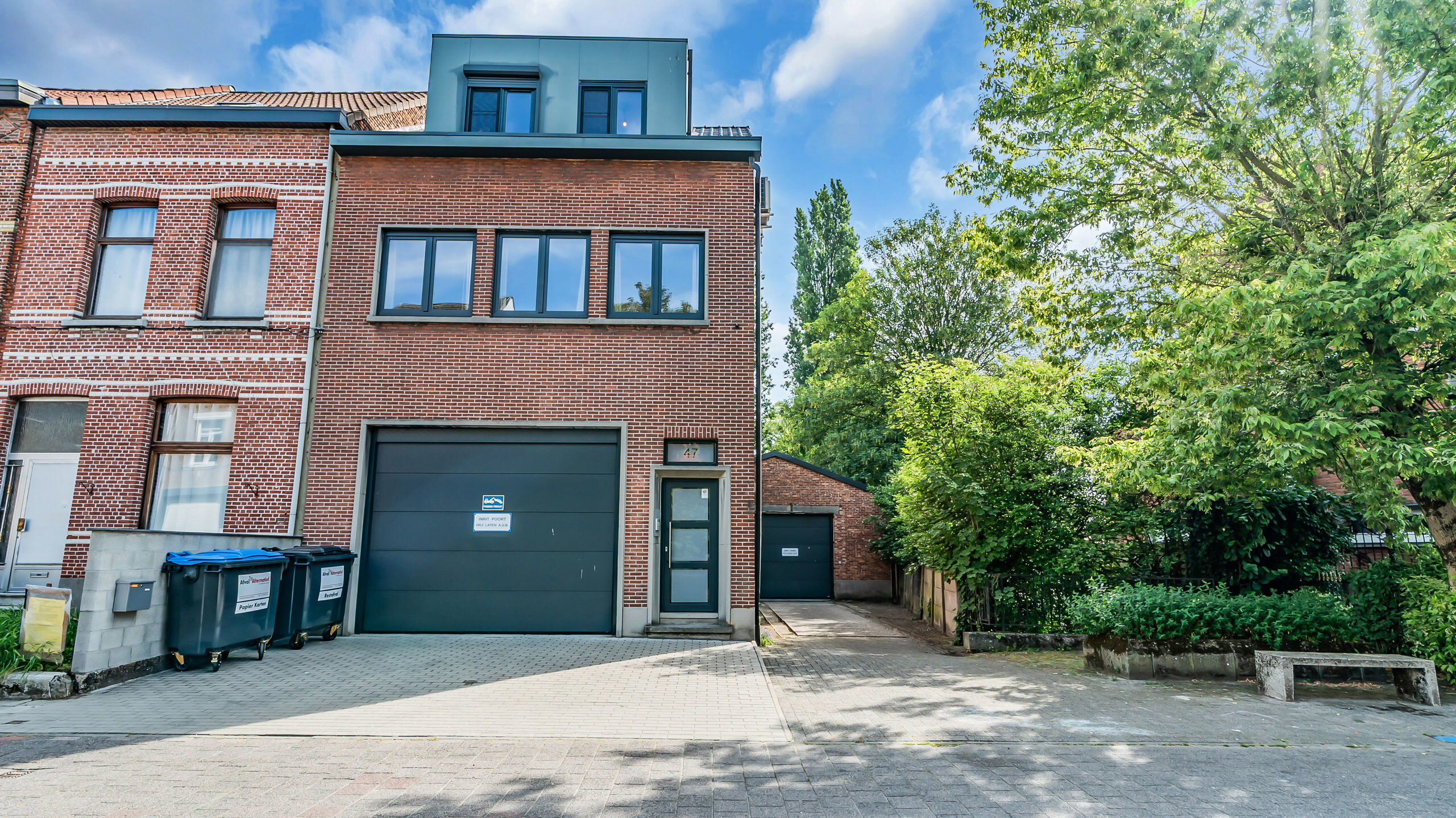 Intelprijs vanaf 695.000 Euro. Elk bod wordt ernstig overwogen.
Deze veelzijdige halfopen bebouwing biedt een unieke combinatie van wonen, werken en investeren. Dankzij de ruime woning, magazijnruimtes en talrijke parkeerplaatsen is dit eigendom uitermate