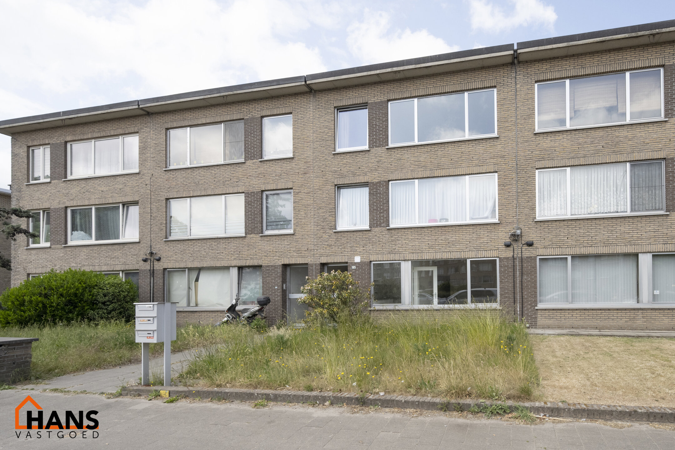 Mooi gerenoveerd appartement gelegen op de gelijkvloerse verdieping.
Inkomhal met vestiairekast en apart toilet; badkamer met inloopdouche en lavabomeubel met spiegelkast; 2 slaapkamers (1 grote en 1 kleinere) waarvan 1 toegang geeft tot de tuin;
woonkame