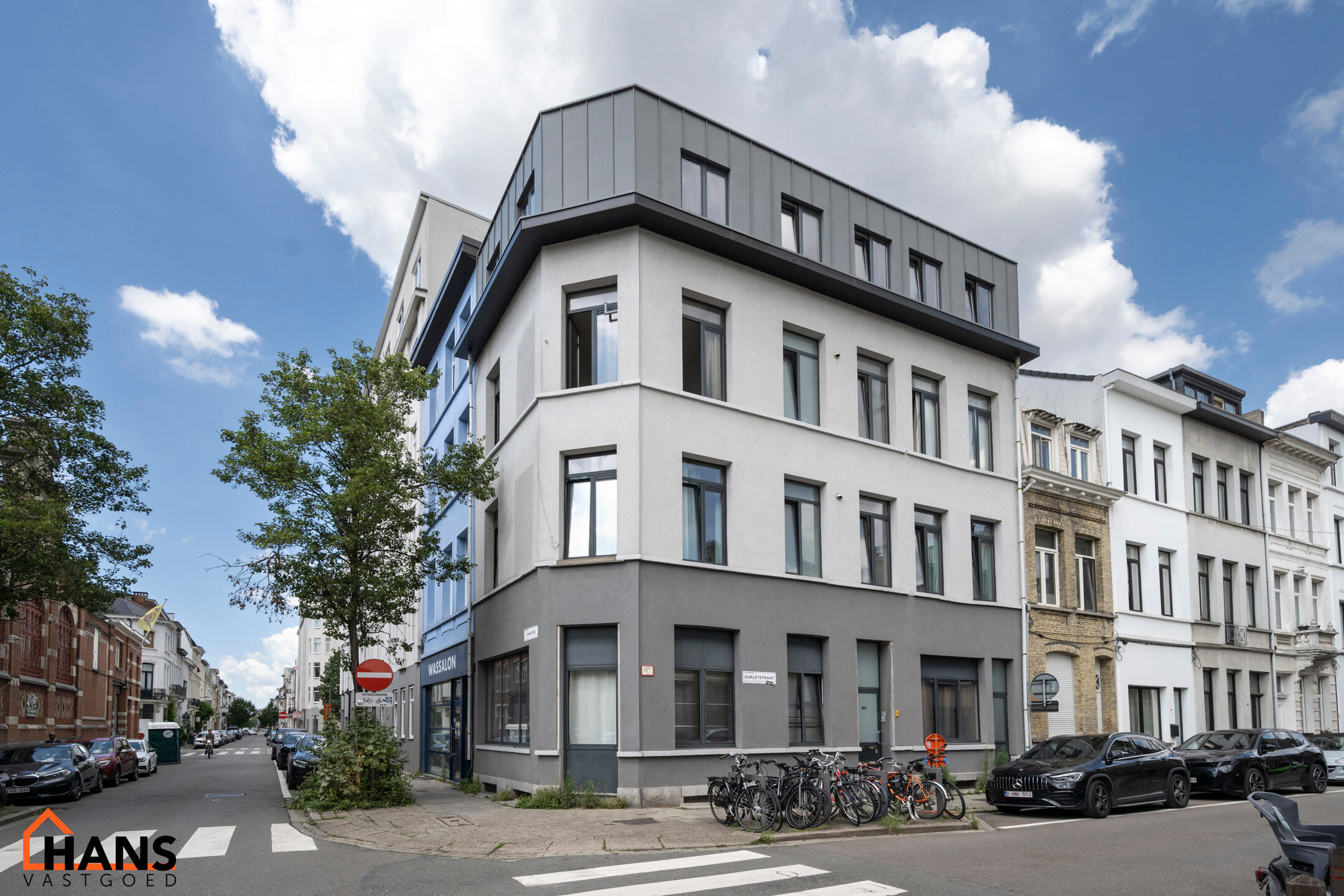 Leefruimte; ingebouwde kast; open kitchenette met aansluitende eethoek; badkamer met douche, wastafel in meubel en toilet; slaapkamer en berging.  Er kan gebruik gemaakt worden van de naastliggende fietsenberging.

Geen gemeenschappelijke kosten.
Beschikb