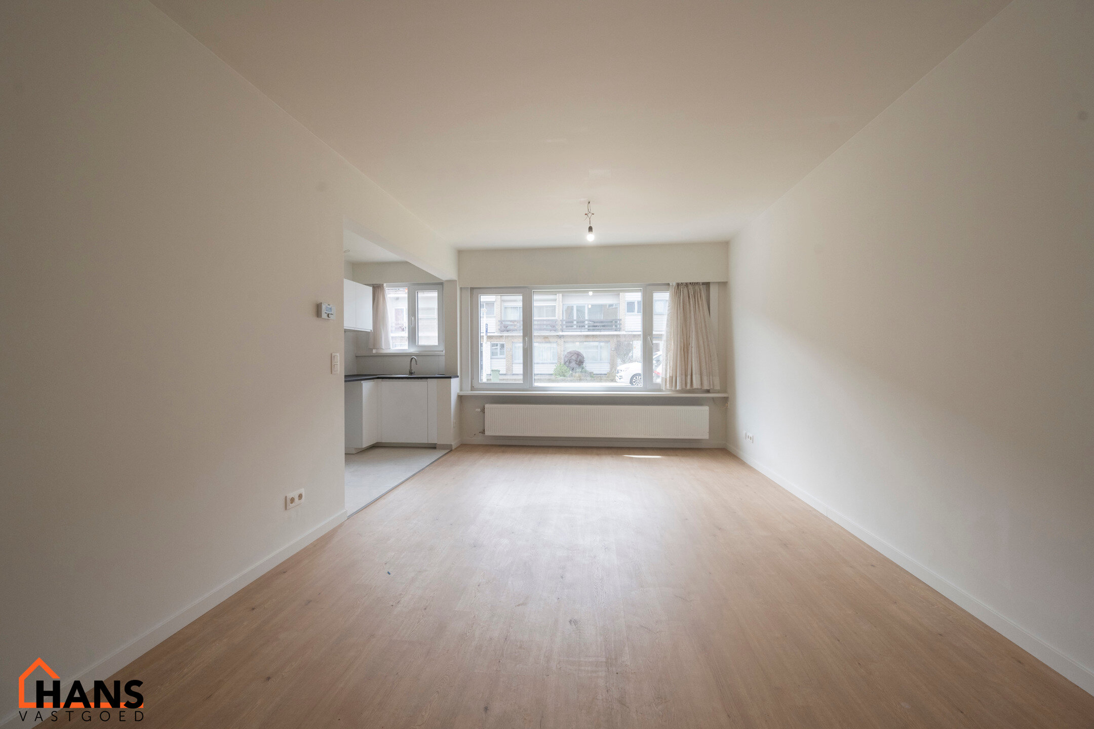 Inkomhal; apart toilet; leefruimte met open keuken met kasten, kookplaat, dampkap en ruimte voor een eigen koelkast en vaatwasser; badkamer met inloopdouche, wastafel in meubel en handdoekdroger; ruime slaapkamer; bureel; berging met aansluiting voor wasm