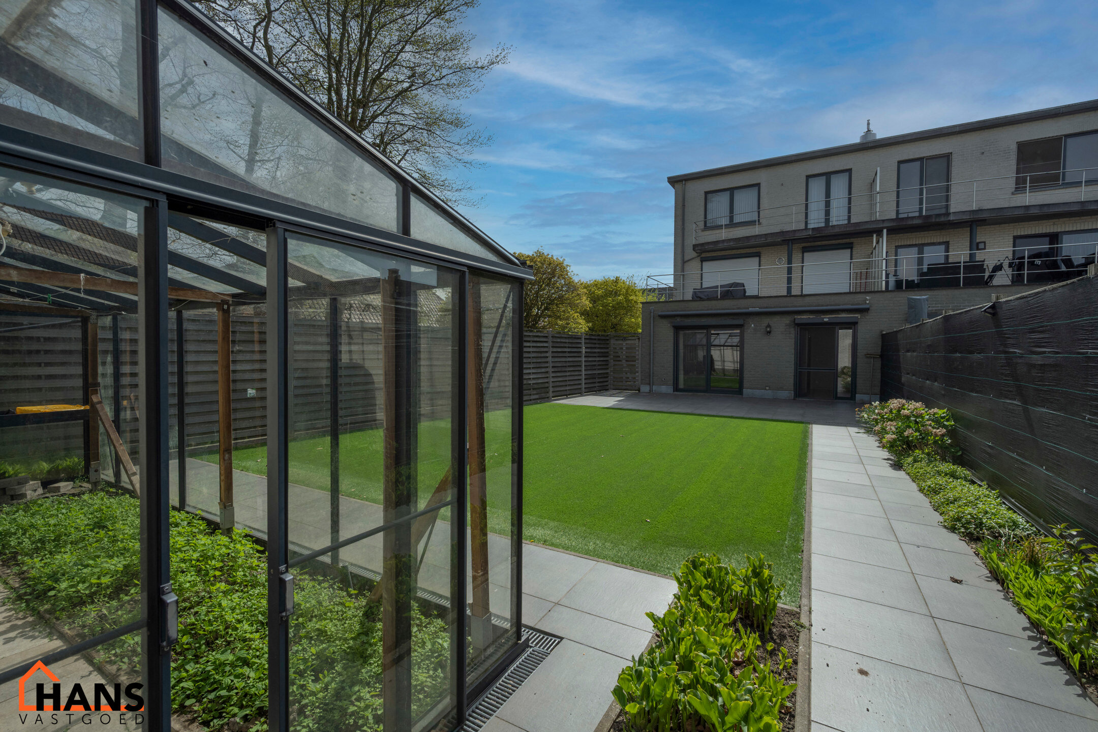 Dit centraal gelegen gelijkvloers appartement omvat een Inkomhal; apart toilet; een technische ruimte en berging; leefruimte met open en geïnstalleerde keuken voorzien van alle benodigdheden en toestellen; ingerichte badkamer met douche, dubbele wastafel
