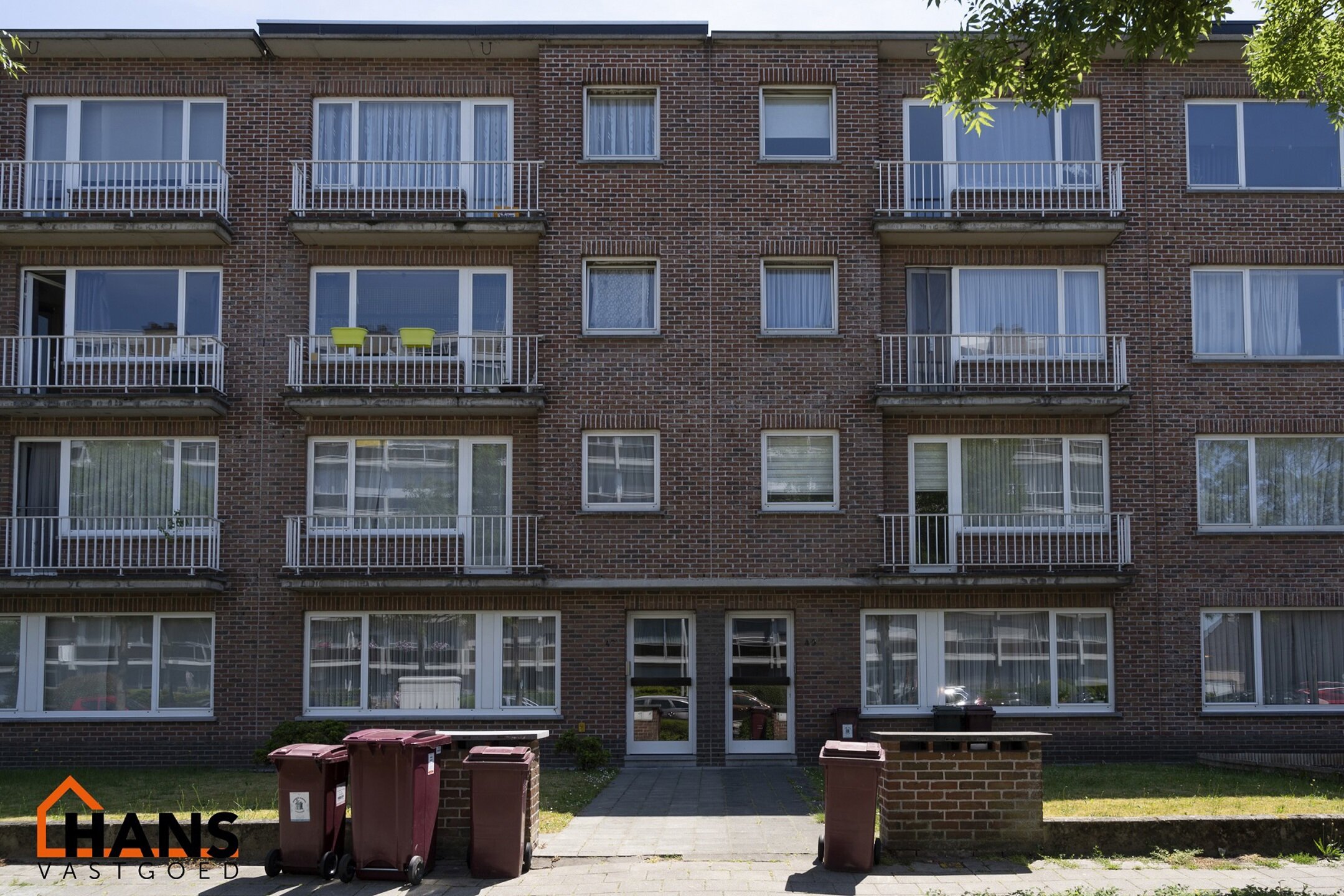 Gelijkvloers appartement met tuin en garagebox : 
Inkomhal met vestiairekast, apart toilet, badkamer met ligbad en lavabo.
2 slaapkamers waarvan 1 toegang geeft tot de tuin.
Woonkamer, nieuwe keuken met kasten , spoelbakken en dampkap.
Appartement werd v