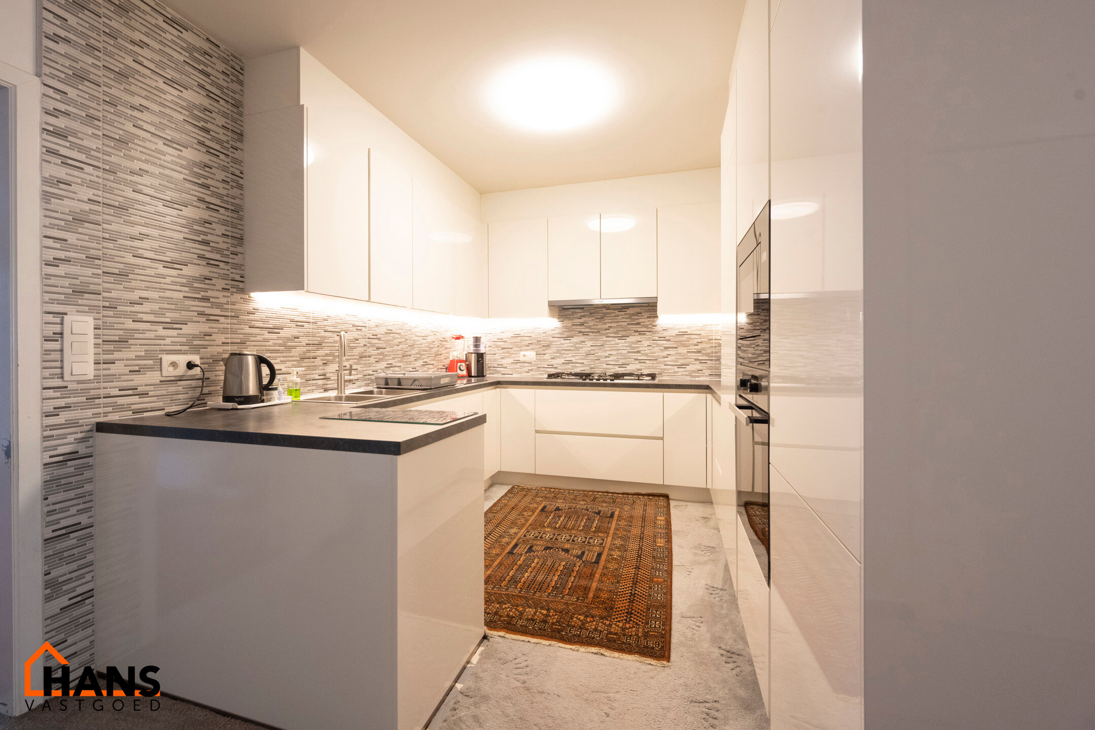 Instelprijs vanaf 295.000 Euro. Elk bod vanaf de instelprijs wordt ernstig overwogen.

Dit gelijkvloers appartement heeft een eigen inkomdeur en dan komt men in een ruime inkomhal met veel ingemaakte kasten. Aansluitend is er een volledig geïnstalleerde 