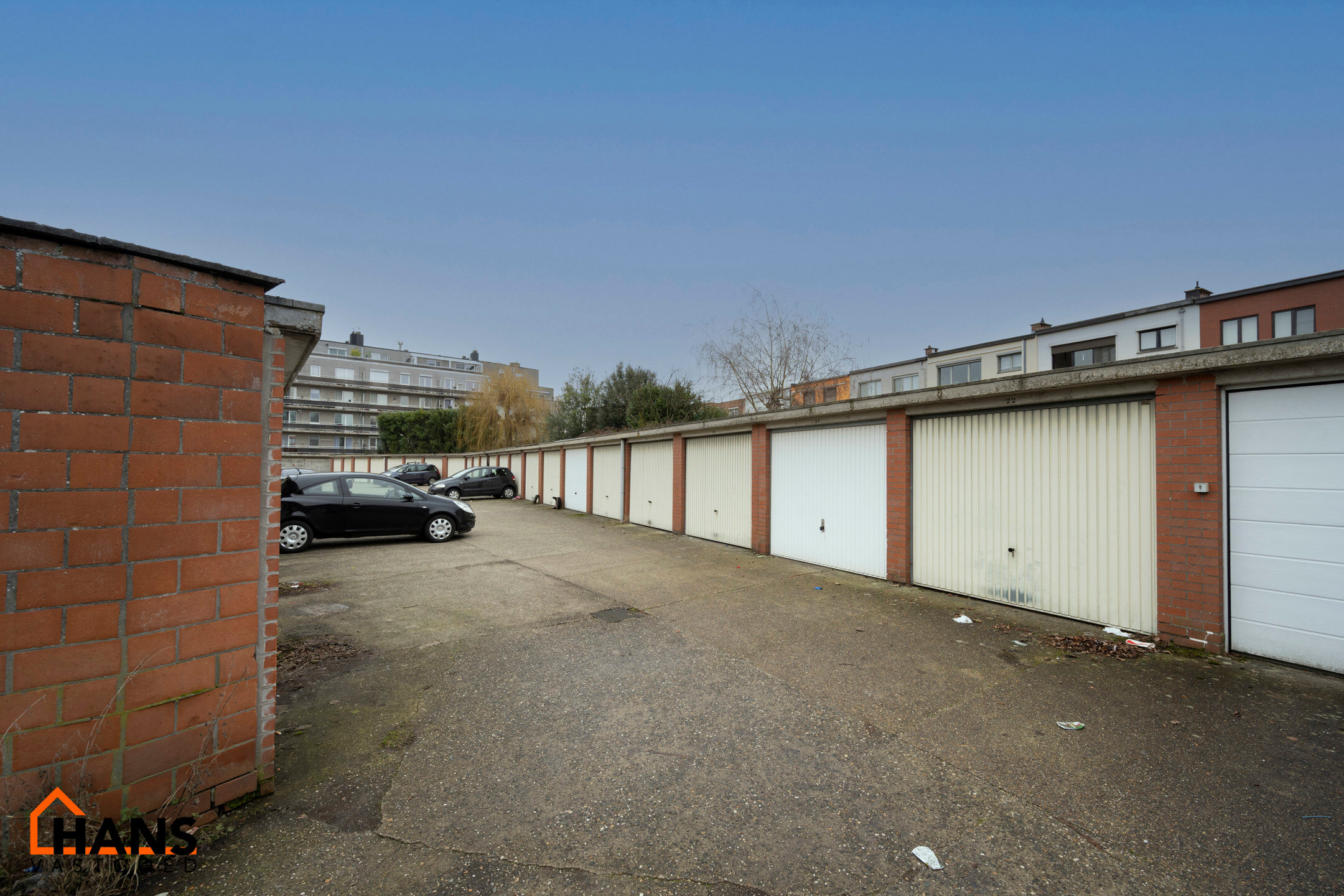 Individuele garagebox gelegen in garagecomplex.
Manuele poort, ruimte voor 1 personenwagen.
Geen aansluiting water/elektriciteit.

Inrit garagecomplex via Sprinkhaanveldestraat nr .31 Borsbeek, 2e rij links.


Beschikbaar op 01/07/2026.

Huurwaarborg bedr