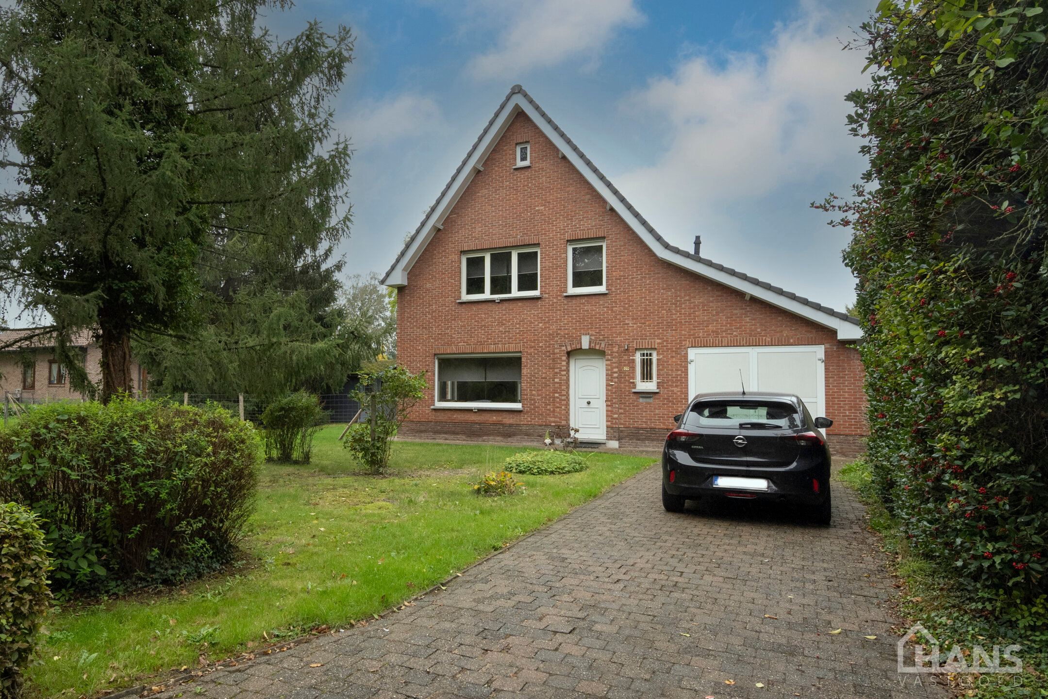 Verzorgde, vrijstaande woning, omgeven door groen en gelegen in een bijzonder rustige woonomgeving. 

Op het gelijkvloers bevinden zich een ruime leefruimte met veel natuurlijke lichtinval, een gezellige eetplaats, een ingerichte keuken en een praktische 