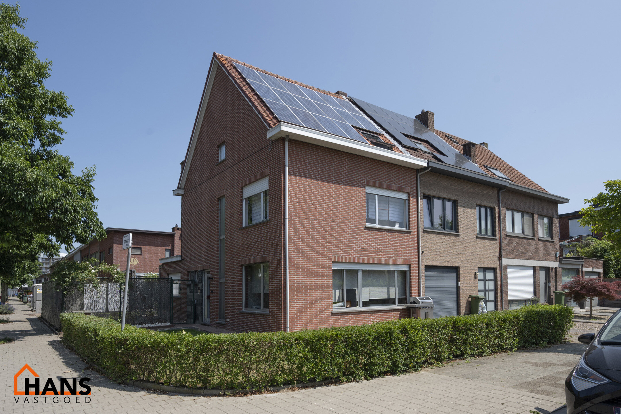 Welkom in deze charmante en functionele halfopen hoekwoning, ideaal gelegen in een rustige, residentiële buurt.  De woning beschikt over een garagebox en een private oprit, wat zorgt voor een comfortabele parkeermogelijkheid aan huis.

Op het gelijkvloer