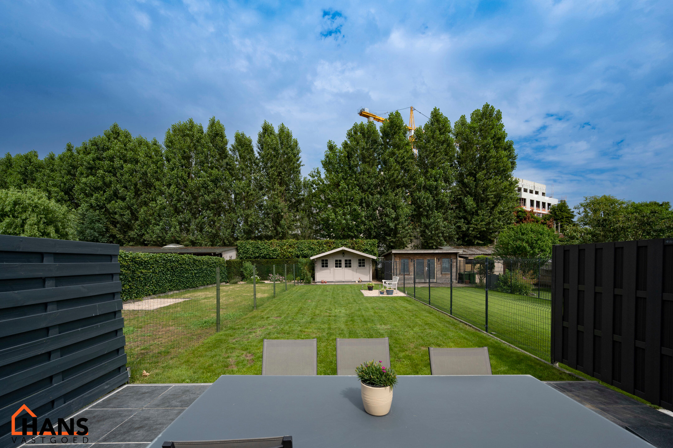 Deze instapklare woning is gelegen in een rustige, doodlopende straat, omringd door groen en toch met een vlotte verbinding naar winkels, scholen en invalswegen.

Bij het betreden van de woning komt u in de inkomhal, die toegang biedt tot de lichtrijke le