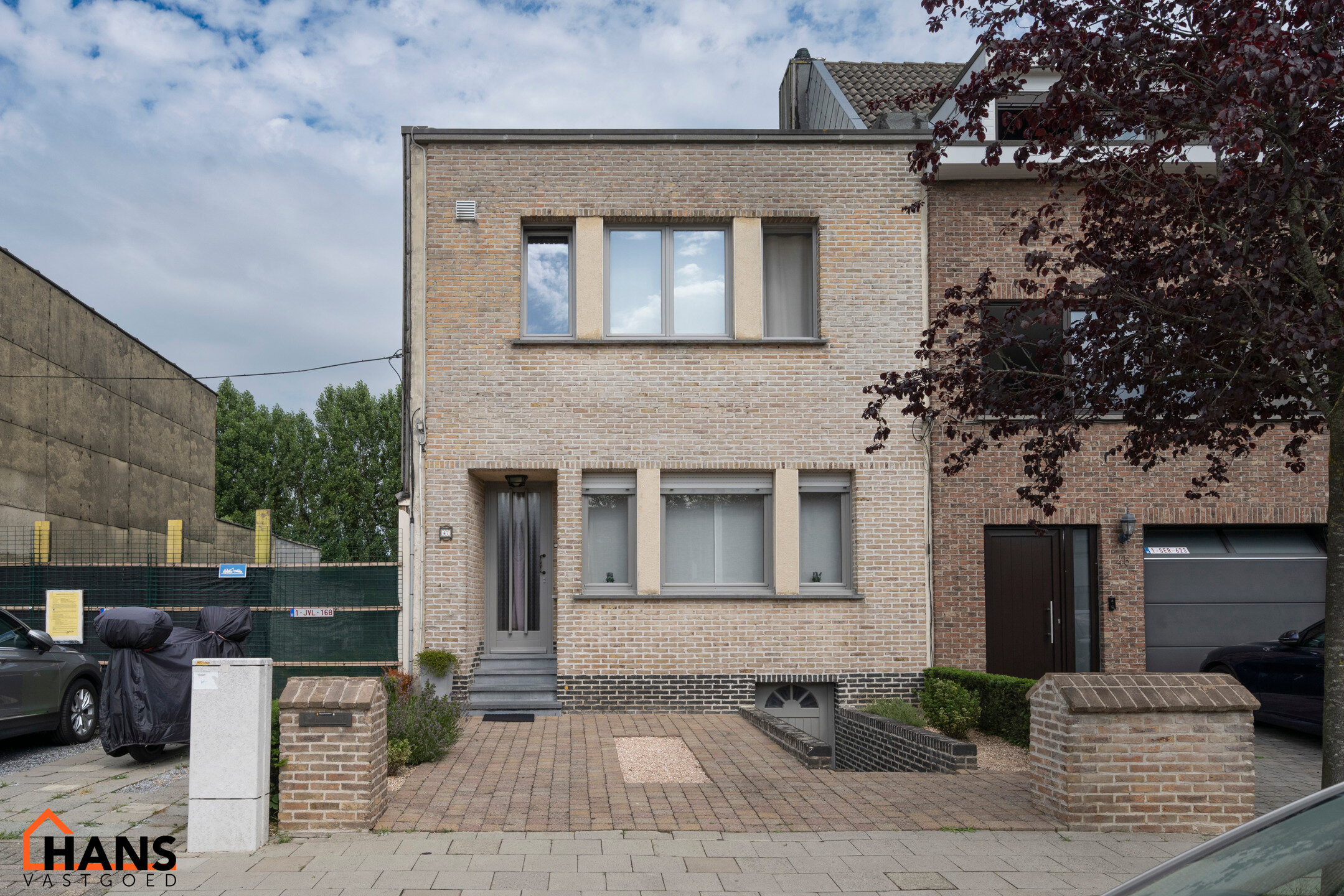 Deze instapklare woning is gelegen in een rustige, doodlopende straat, omringd door groen en toch met een vlotte verbinding naar winkels, scholen en invalswegen.

Bij het betreden van de woning komt u in de inkomhal, die toegang biedt tot de lichtrijke le