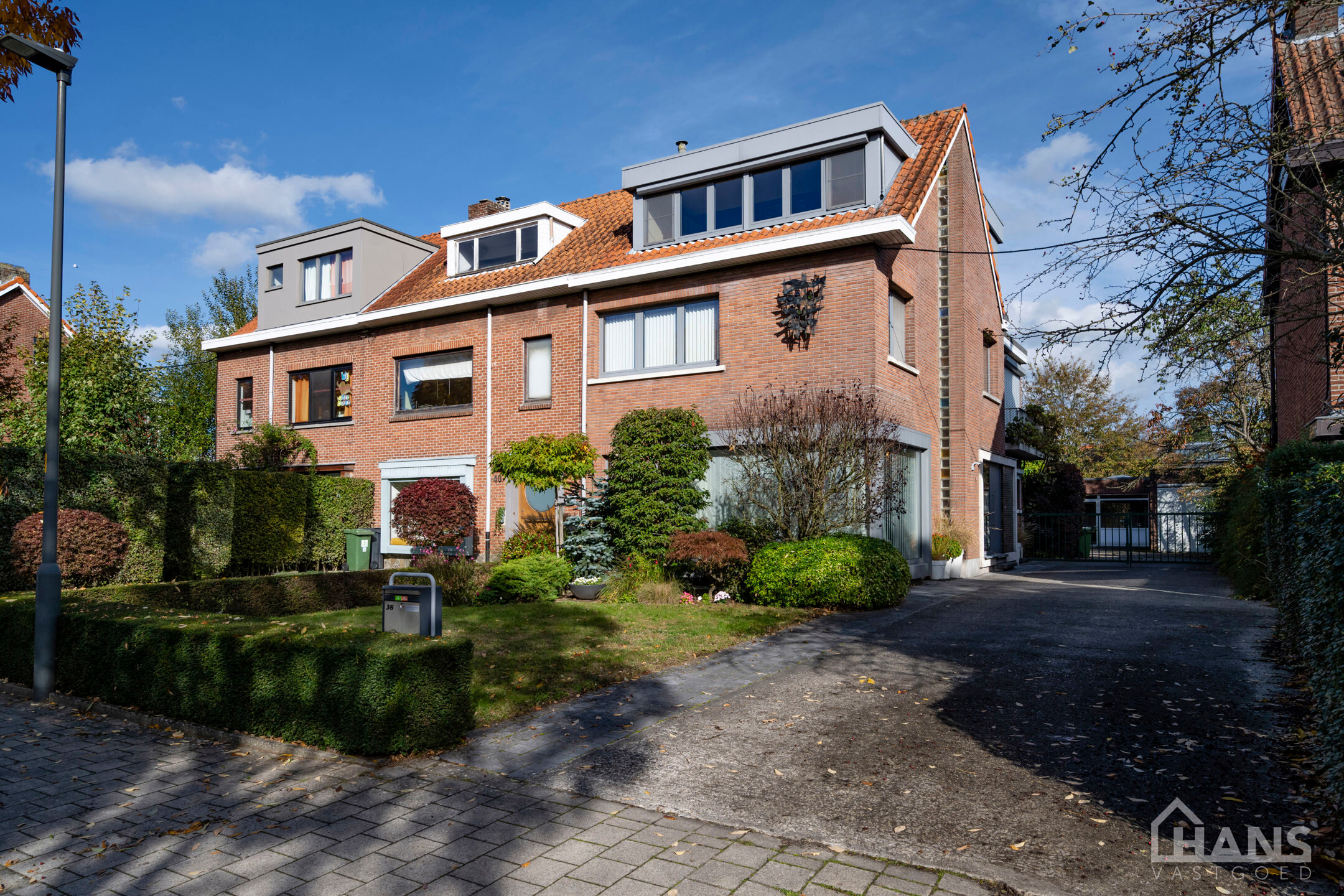 Een woning met karakter, ruimte en mogelijkheden die u zelden samen aantreft! met een instelprijs vanaf 649.000Euro
Deze charmante halfopen bebouwing combineert authentieke elementen met hedendaags wooncomfort en beschikt bovendien over een uitzonderlijke