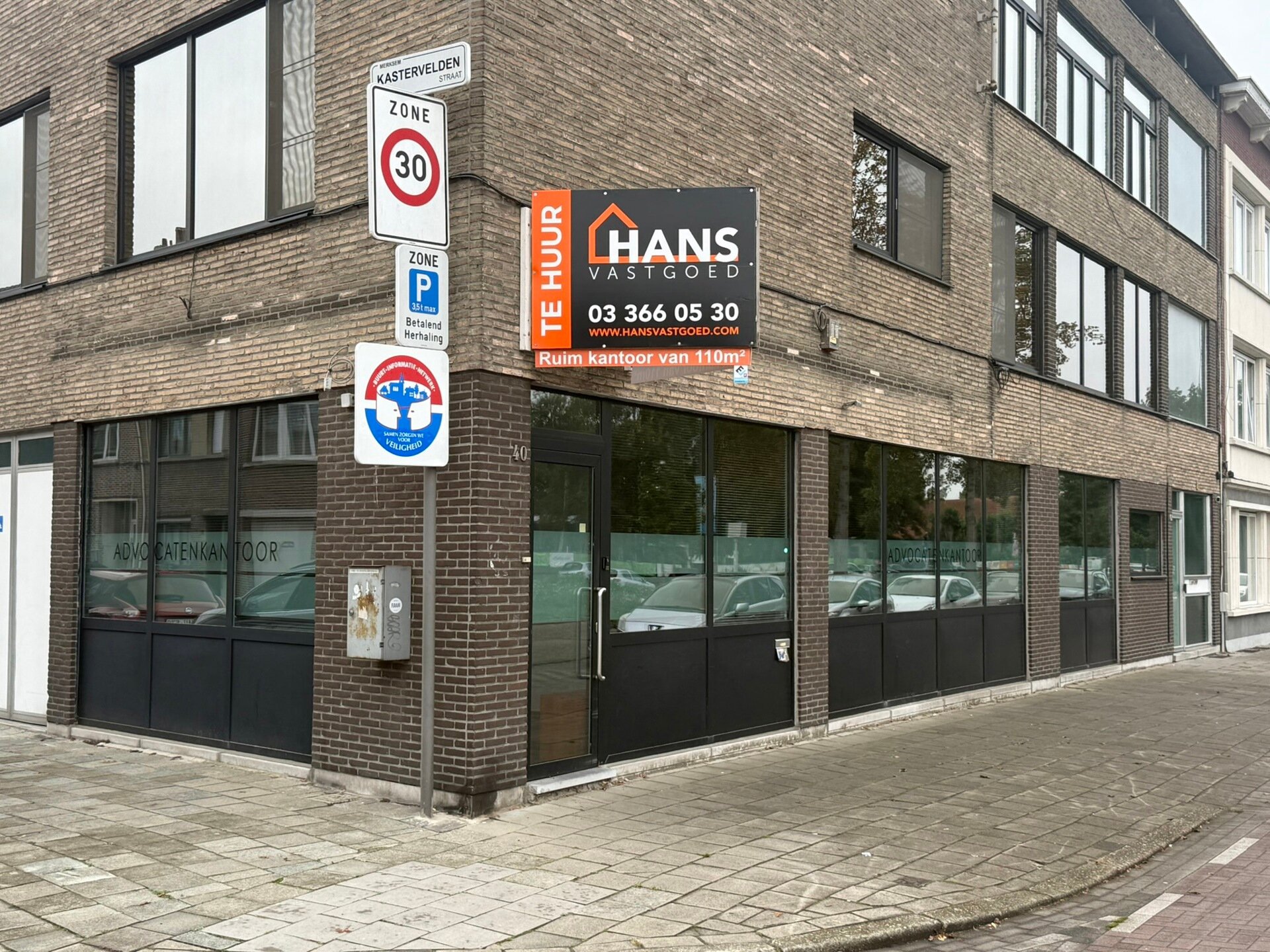 Deze verzorgde kantoorruimte beschikt over een praktische indeling en is uitermate geschikt voor zelfstandigen, vrije beroepen of kleine ondernemingen.

Bij het betreden van het kantoor komt u in een inkomhal die perfect kan worden ingericht als ontvangst