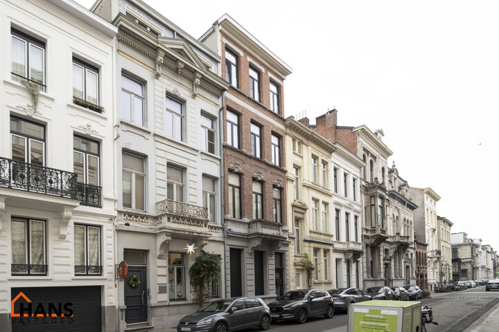 Appartement op de 2de verdieping met lift die rechtstreeks uitkomt in de privatieve inkomhal.
Inkomhal met apart toilet; leefruimte met open keuken met kookeiland, voorzien van kasten, kookplaat, dampkap, oven, spoelbak en vaatwasser; 3 slaapkamers en 2 b