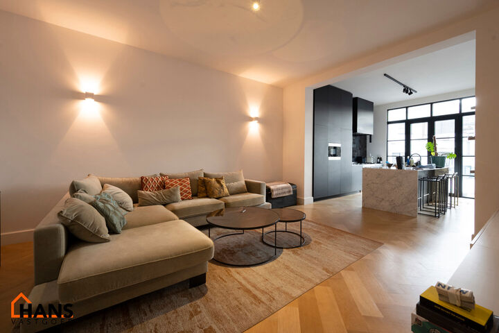 Appartement op de 2de verdieping met lift die rechtstreeks uitkomt in de privatieve inkomhal.
Inkomhal met apart toilet; leefruimte met open keuken met kookeiland, voorzien van kasten, kookplaat, dampkap, oven, spoelbak en vaatwasser; 3 slaapkamers en 2 b