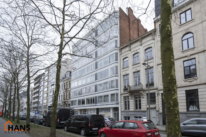 Inkomhal; apart toilet; zeer ruime woonkamer met veel lichtinval; volledig geïnstalleerde keuken: spoelbak, vaatwasser, kookplaat, oven, dampkap, koelkast en kasten; 2 zeer ruime slaapkamers, waarvan de grootste toegang verschaft naar het achterliggend b