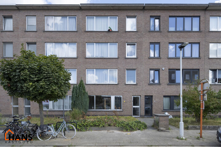 Gelijkvloersappartement met terras; garage optioneel.
Inkomhal; apart toilet; leefruimte, keuken met spoelbak, kookplaat, dampkap, oven ruimte voor een eigen vaatwasser, koelkast, wasmachine en droogkast; badkamer met inloopdouche, lavabo in meubel, spieg